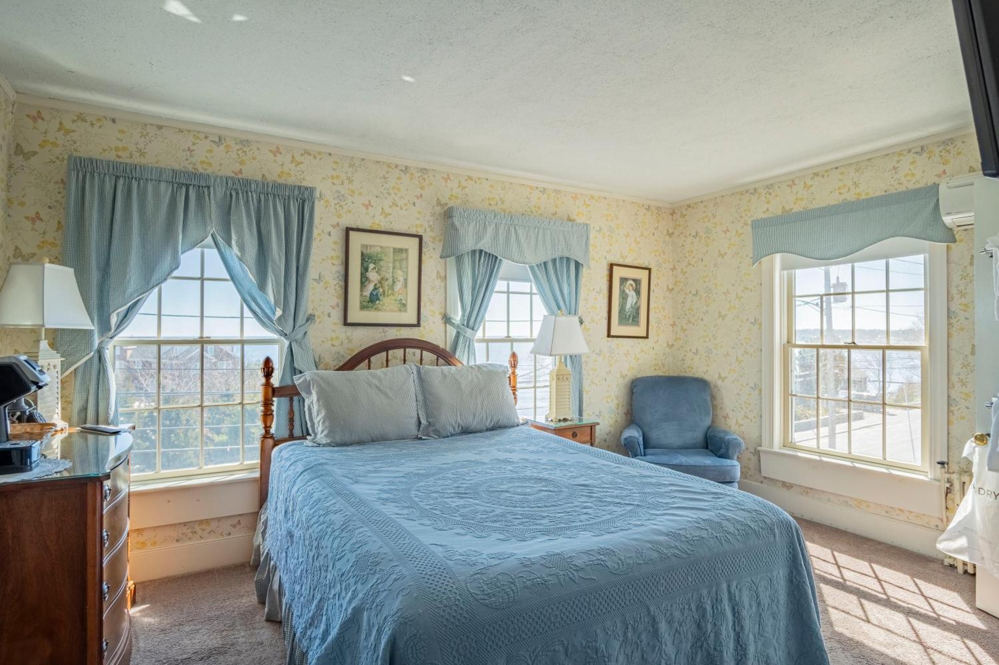Queen Room Garden View Bulfinch or Main House