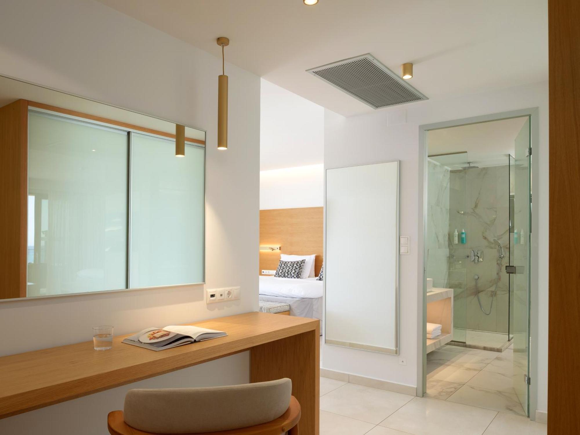 White Deluxe Suite Beach Front