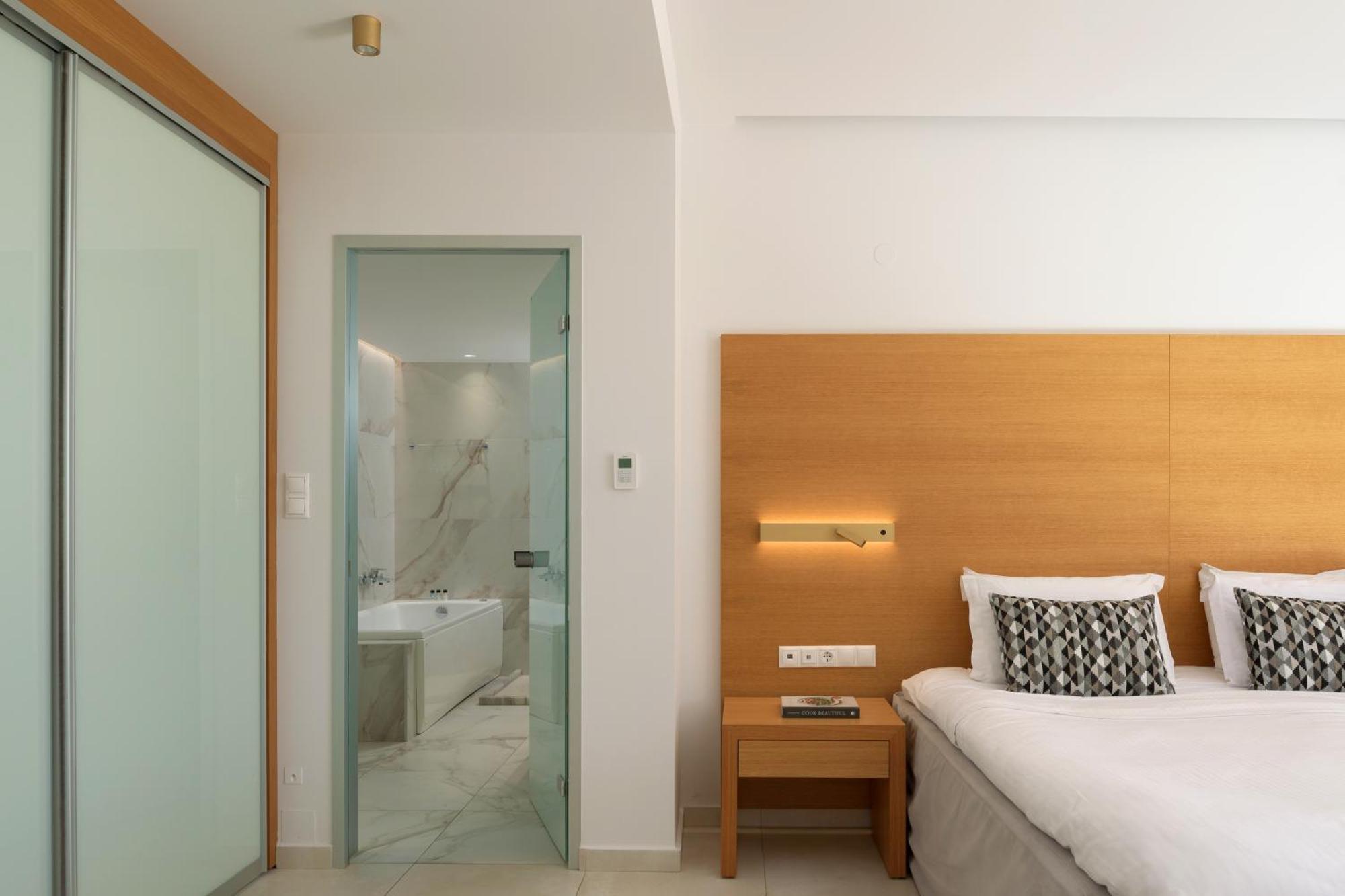 White Deluxe Suite Beach Front