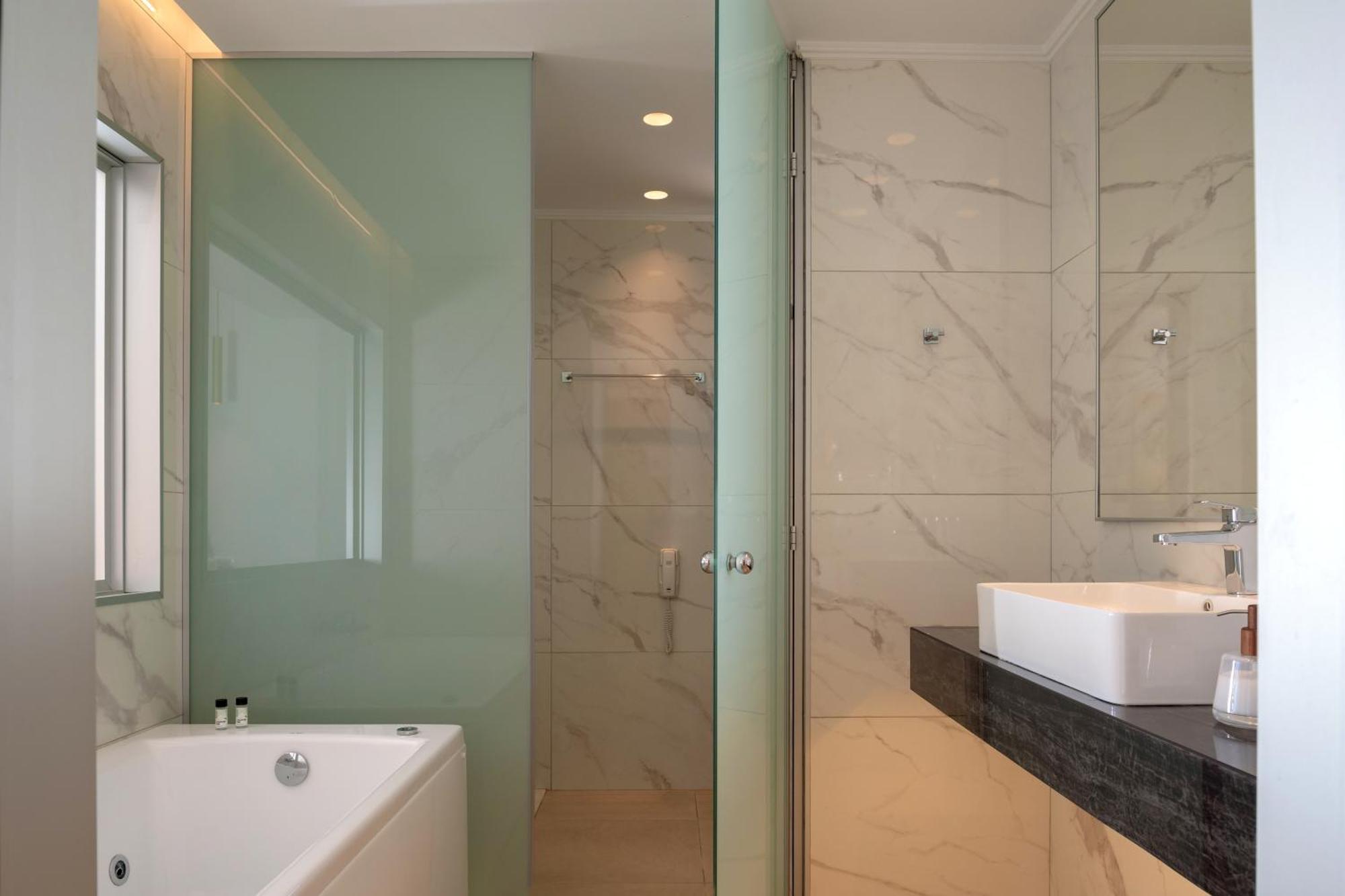 White Deluxe Suite Sea View