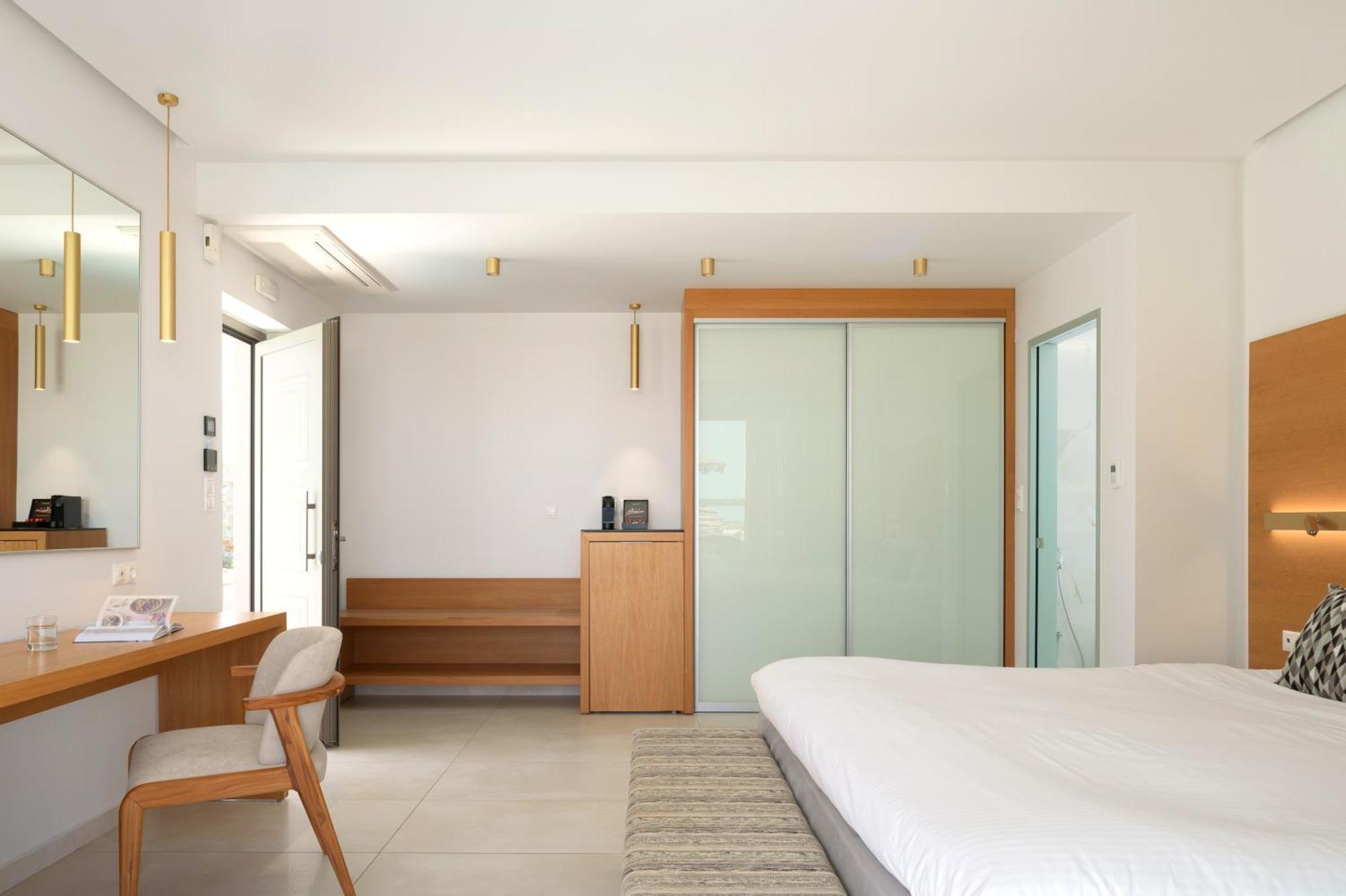 White Deluxe Suite Beach Front