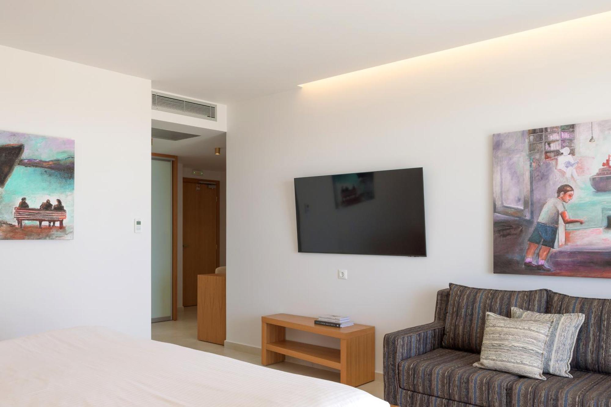 White Deluxe Suite Beach Front