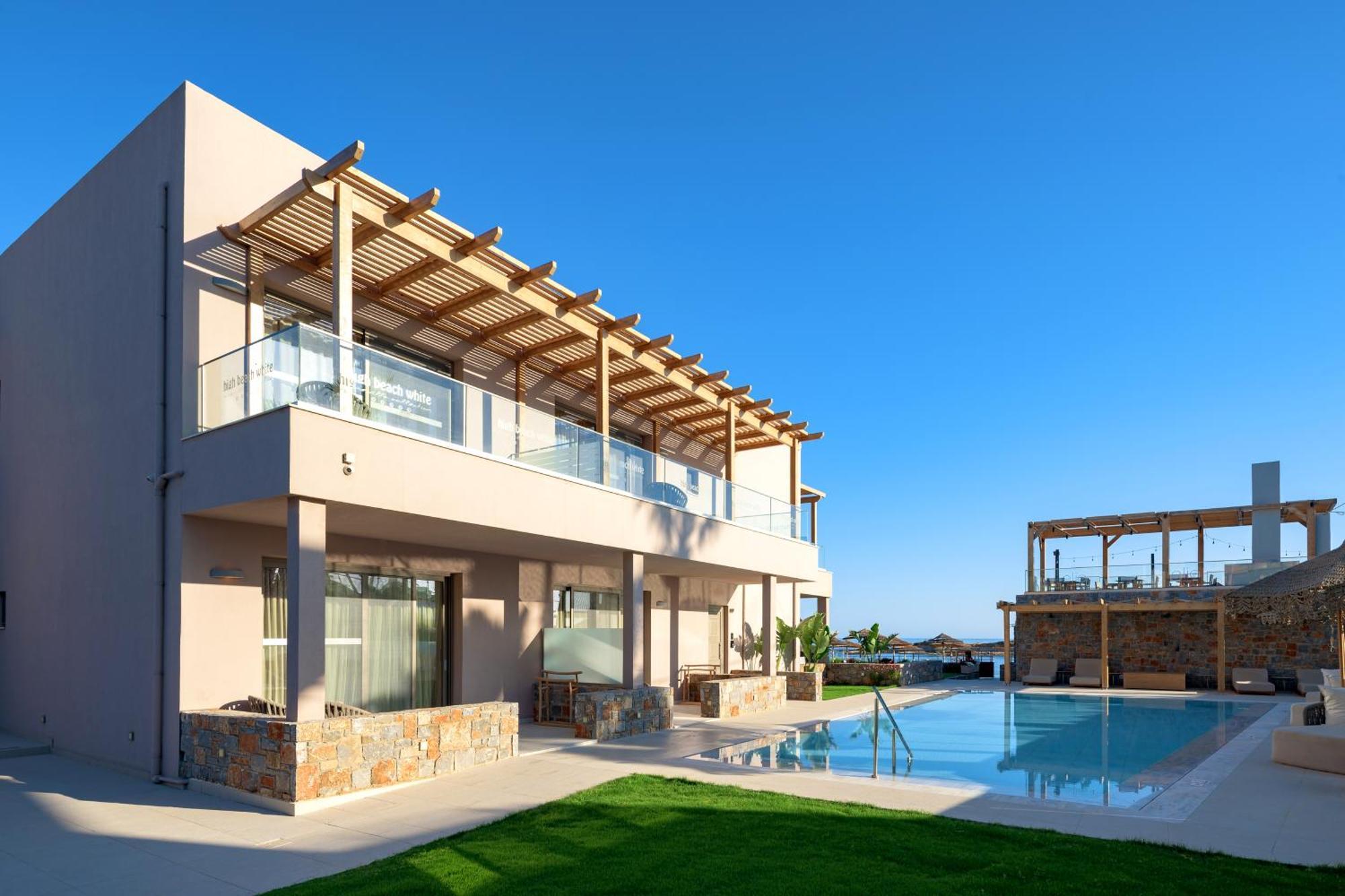 White Deluxe Swim-Up Suite