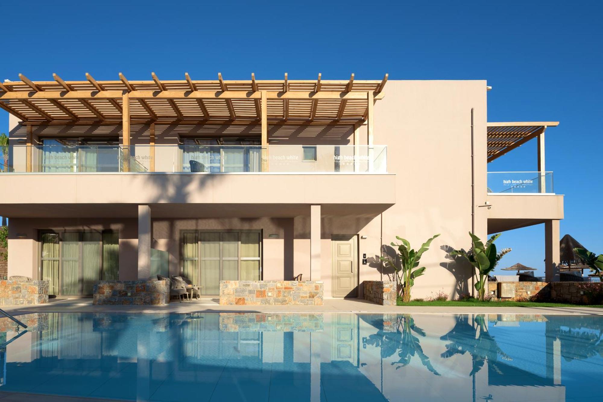 White Deluxe Swim-Up Suite