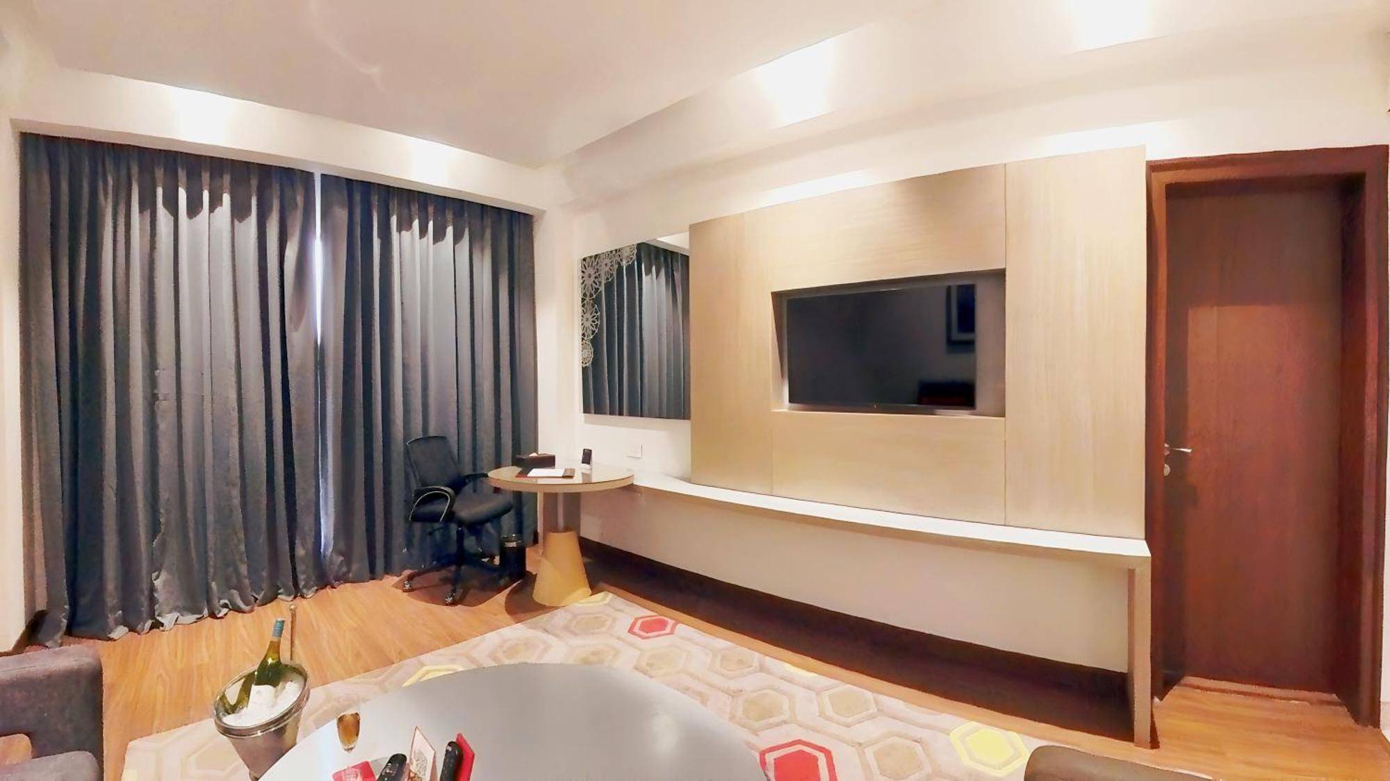 One-Bedroom Queen Suite - Non-Smoking with 20% discount on food and beverages | Complimentary one way airport transfer until 30th Sep