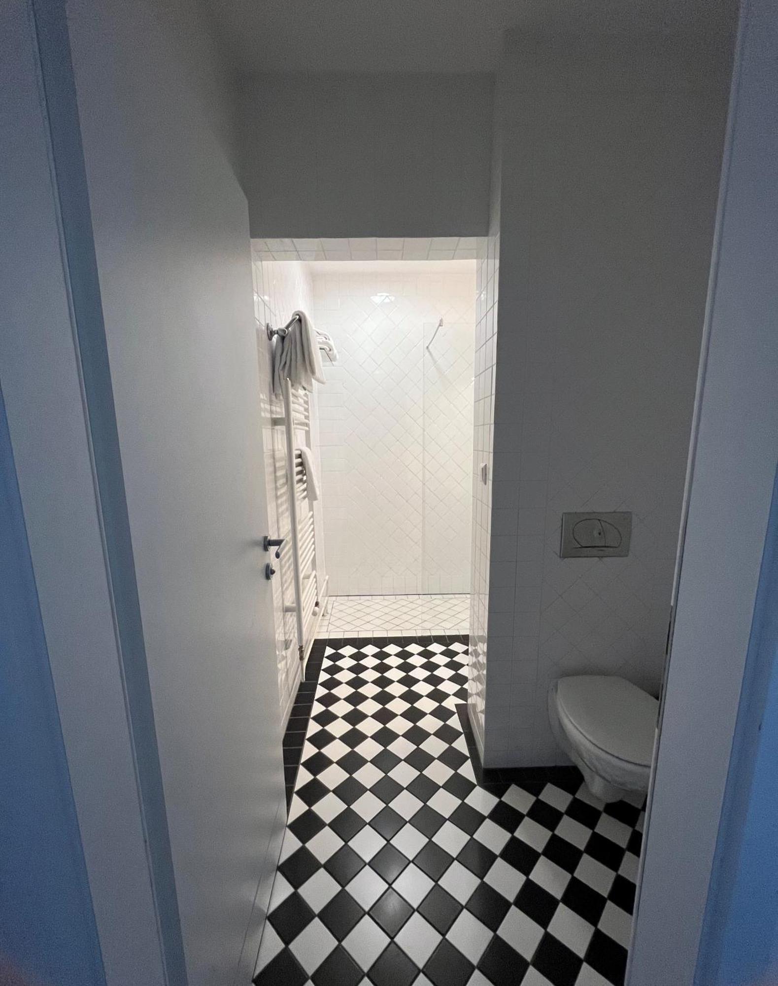 One-Bedroom Apartment with Lake View,1596017230:JPEG