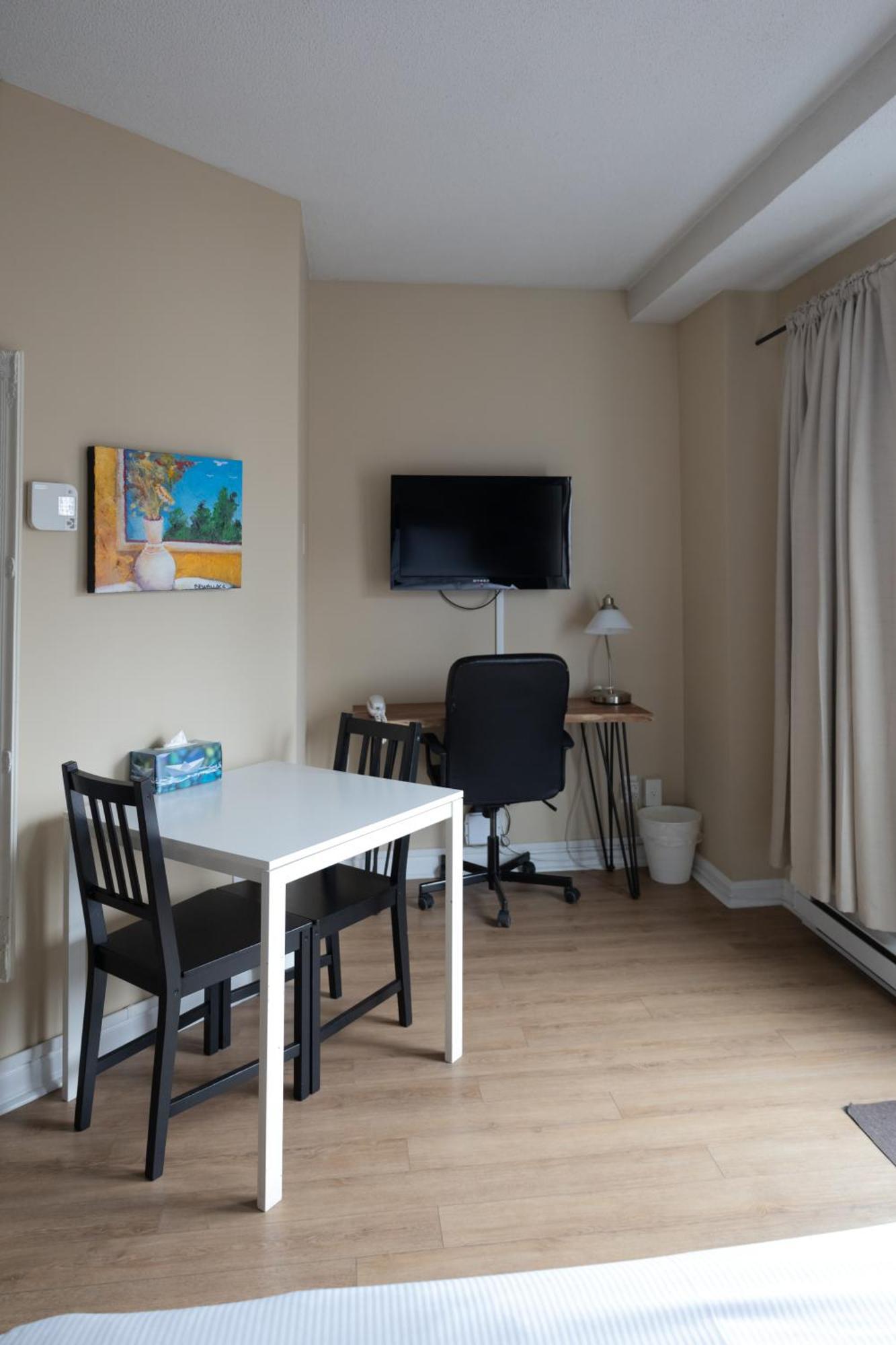 Habitación con cama grande y balcón