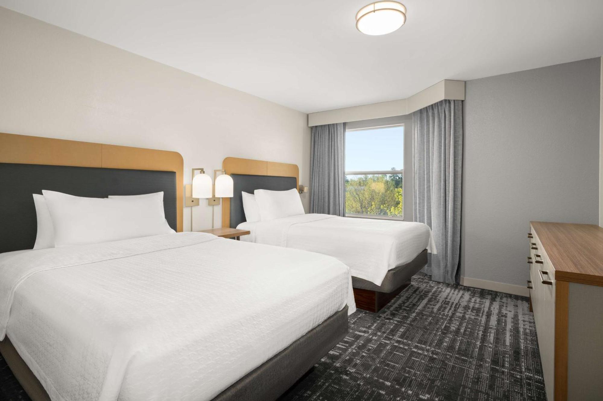 Deluxe One-Bedroom Suite - Non-Smoking