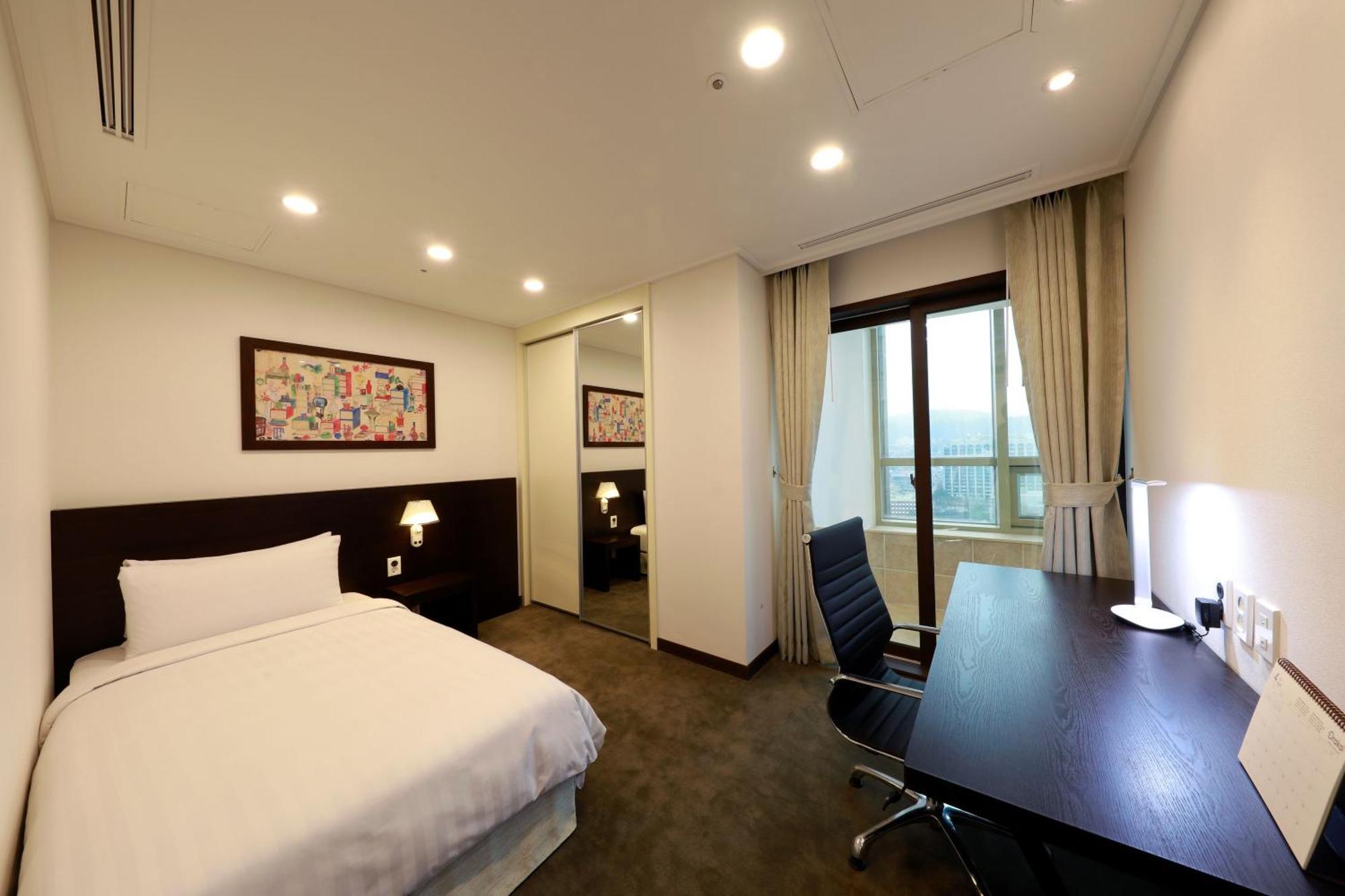 [ECO NO DAILY CLEANING] Two-Bedroom Premier Apartment 15~21floor 2 bathrooms,1596022056:JPEG