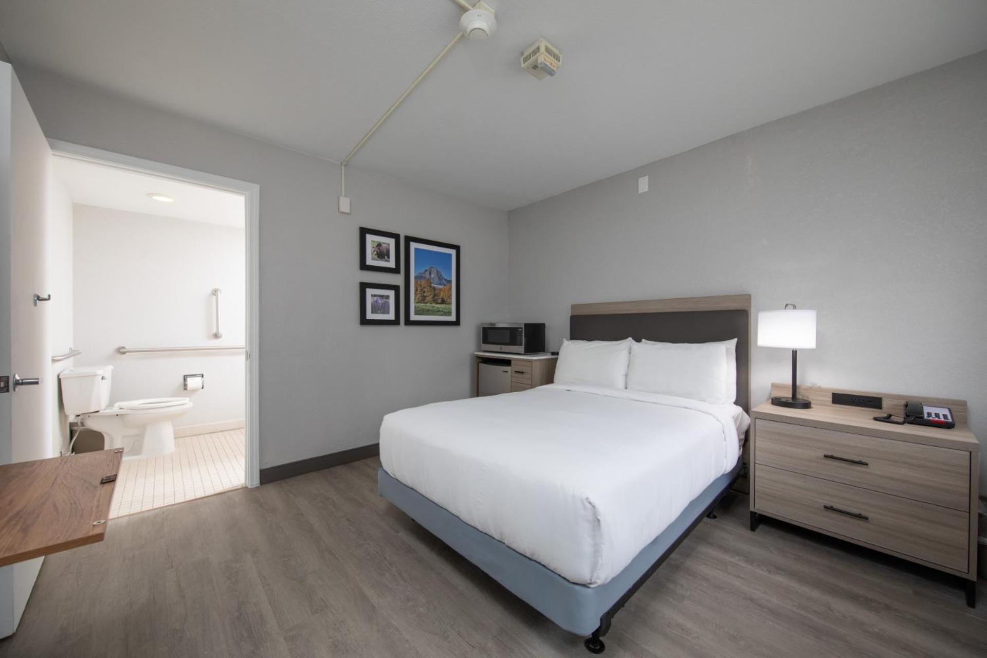 1 Full Bed ADA Bathtub with Hospitality Center