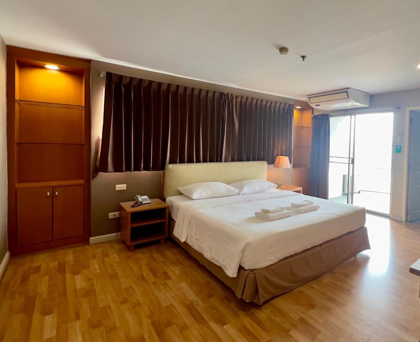Deluxe One-Bedroom Apartment,1596026766:JPEG