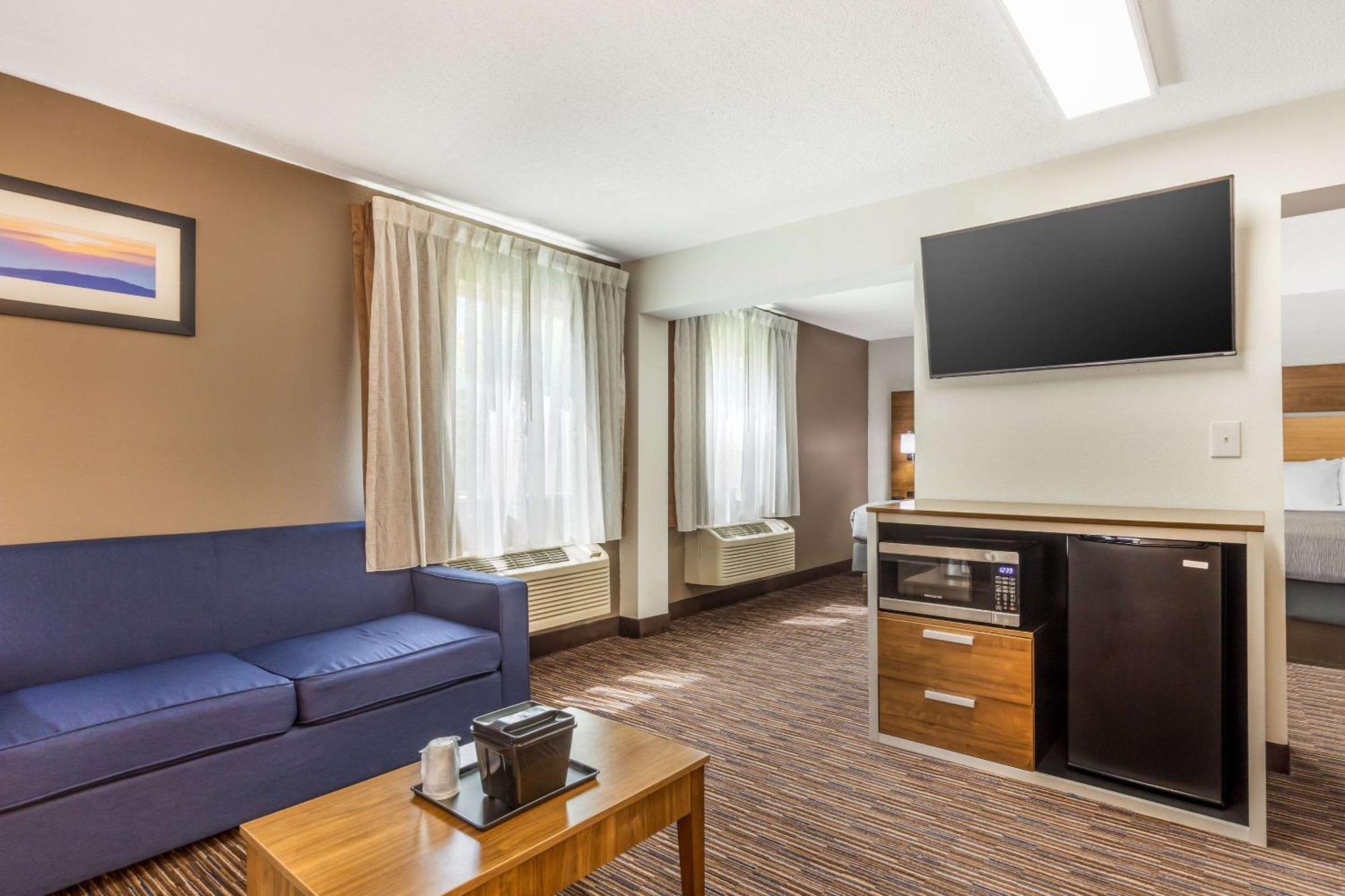 Superior Queen Suite - Accessible/Non-Smoking