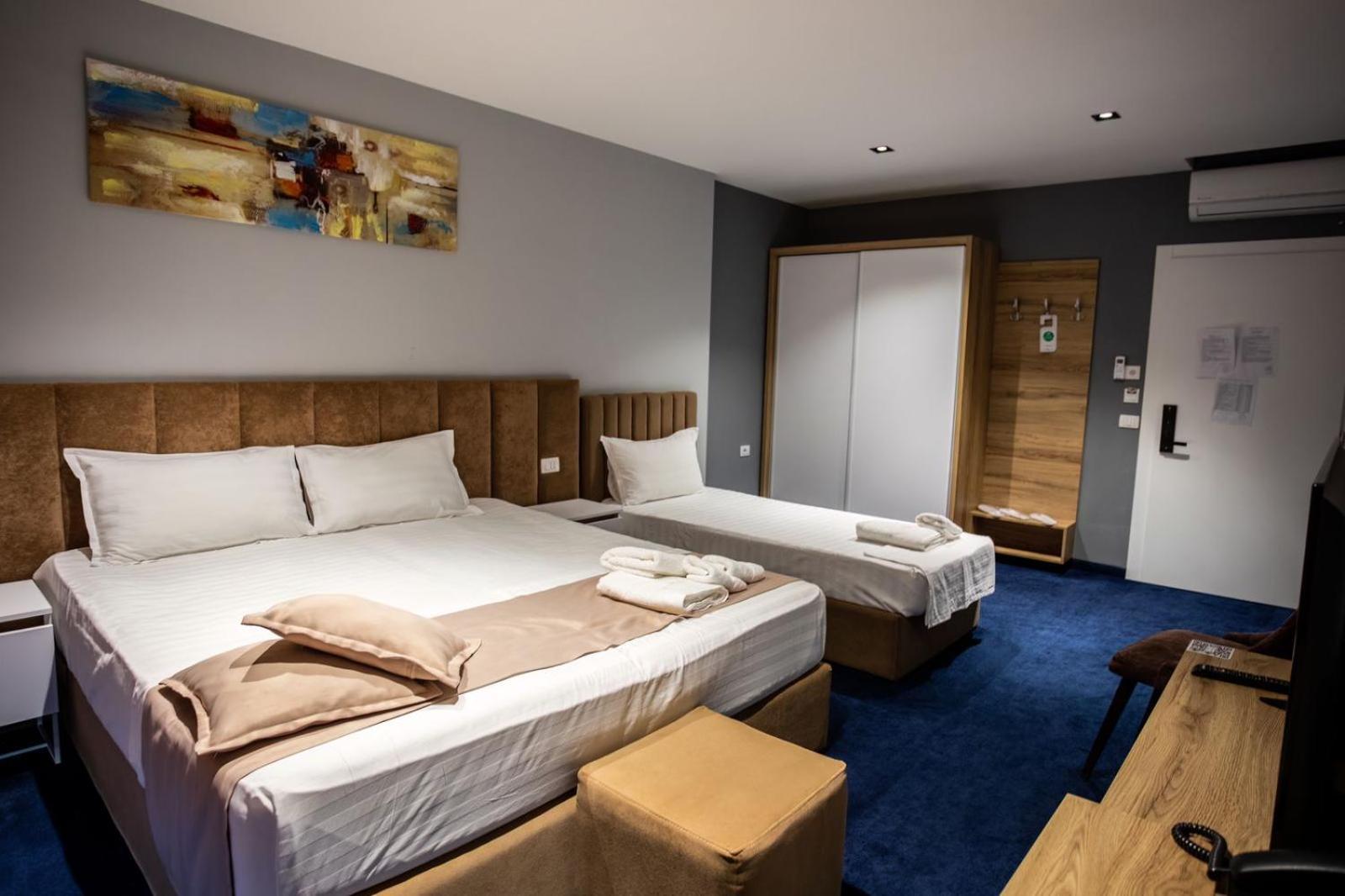 Dreibettzimmer mit Poolblick