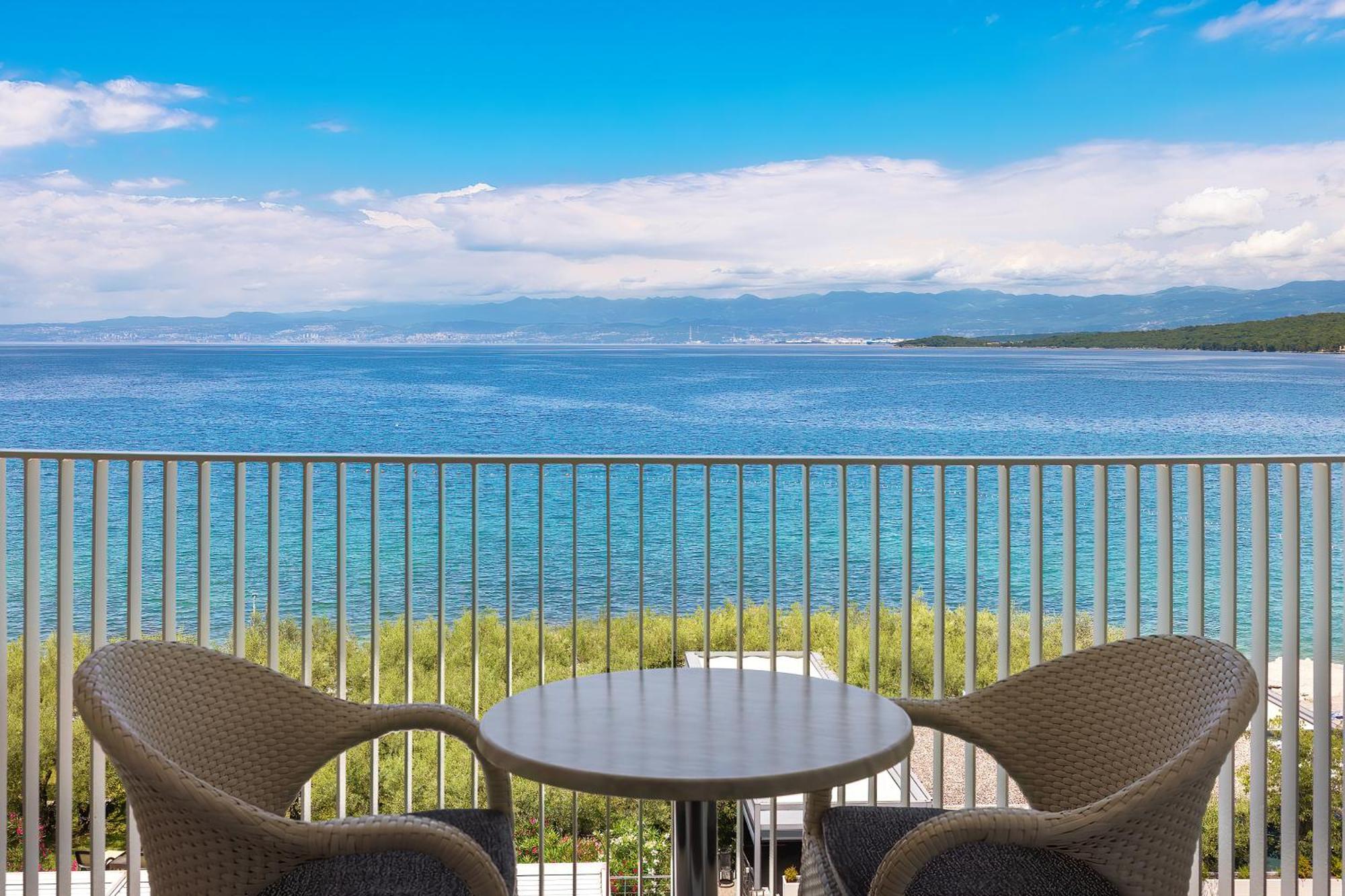 Two Connecting Double Rooms with Sea View