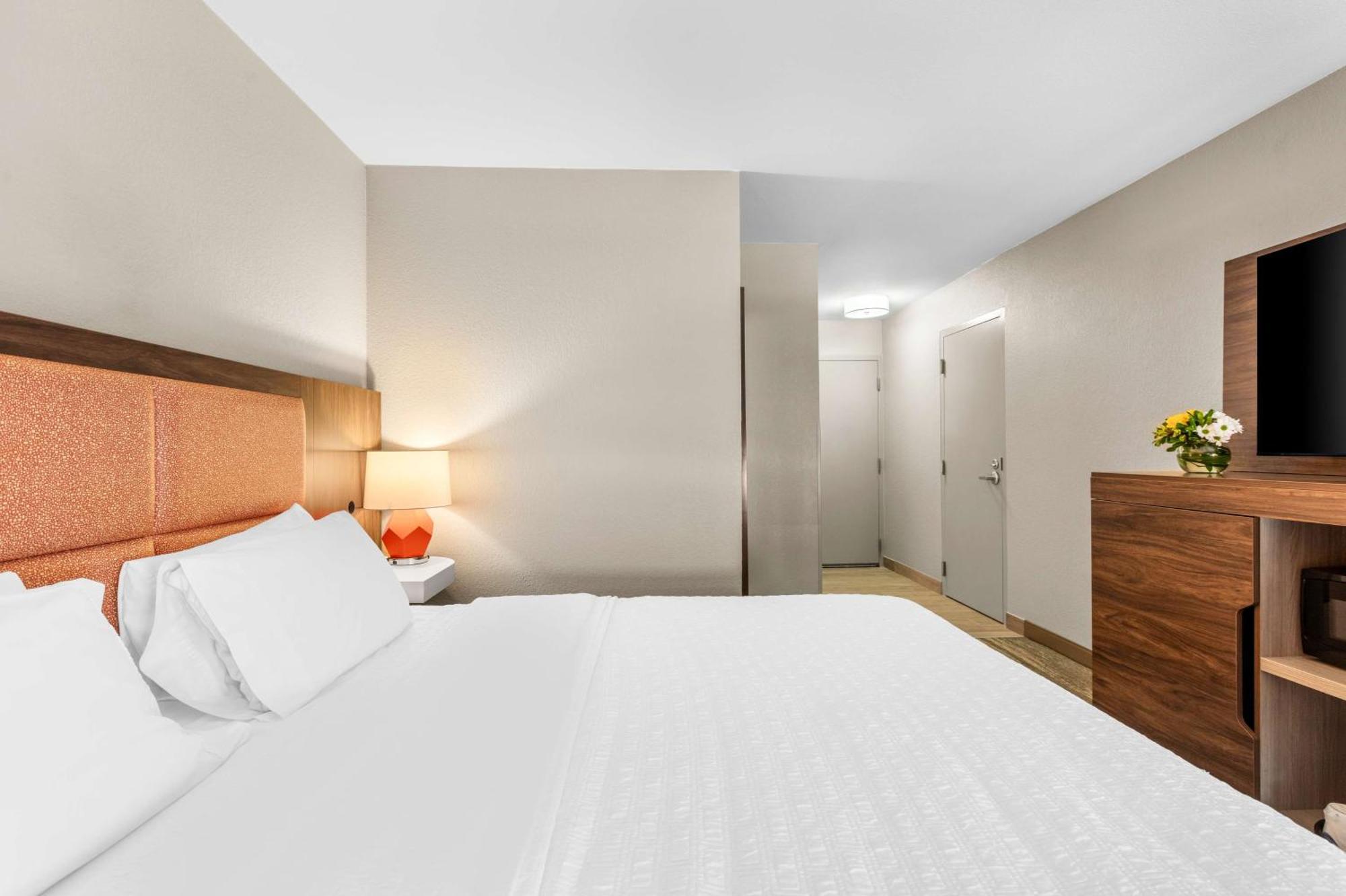 Deluxe King Room - Non-Smoking