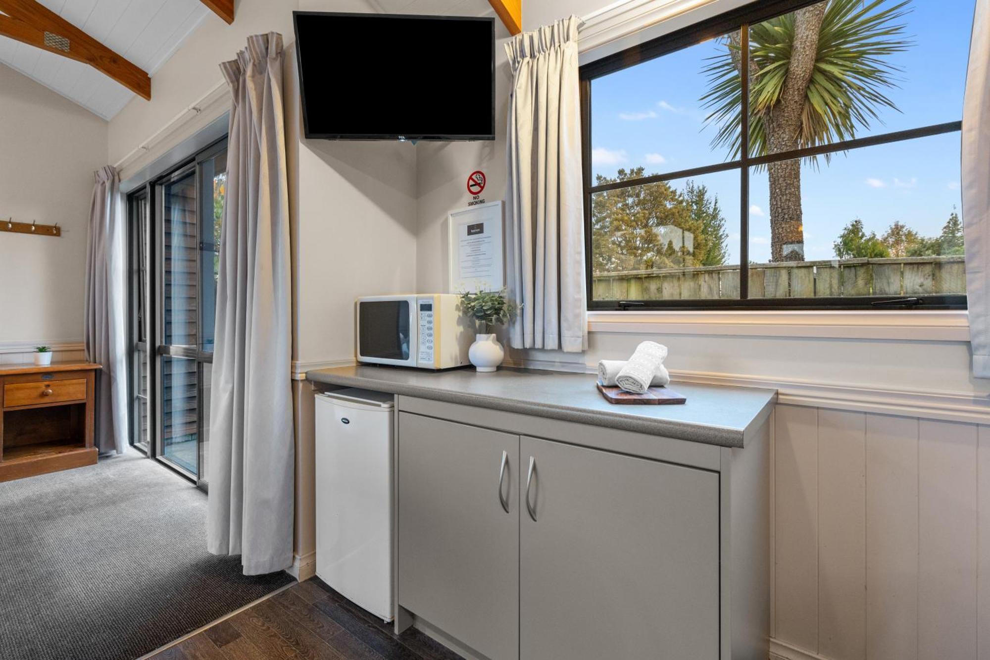 Family Cabin (Sleeps 6)