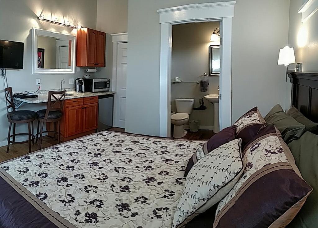 Deluxe Queen Suite