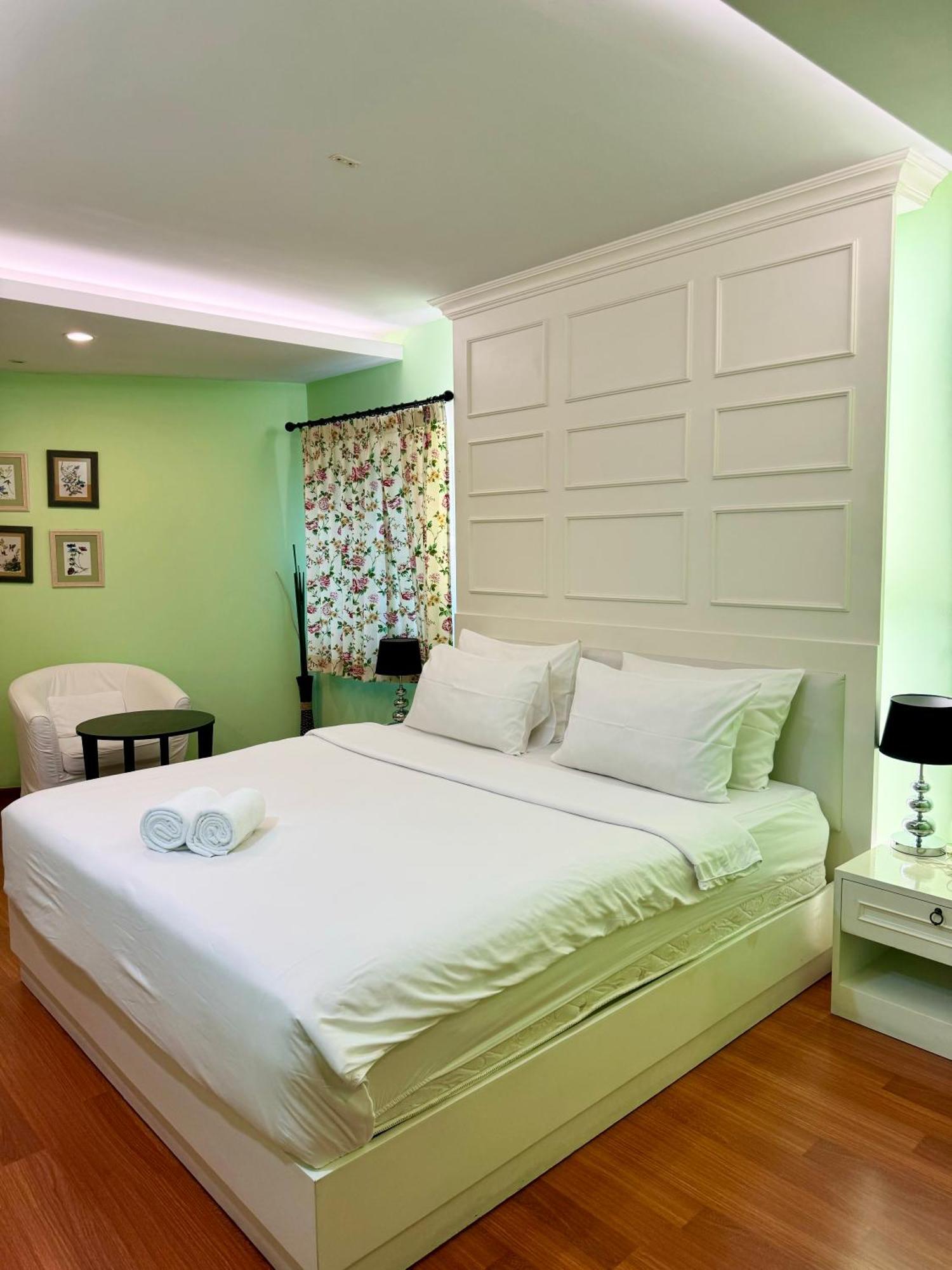 Queen Room Garden View