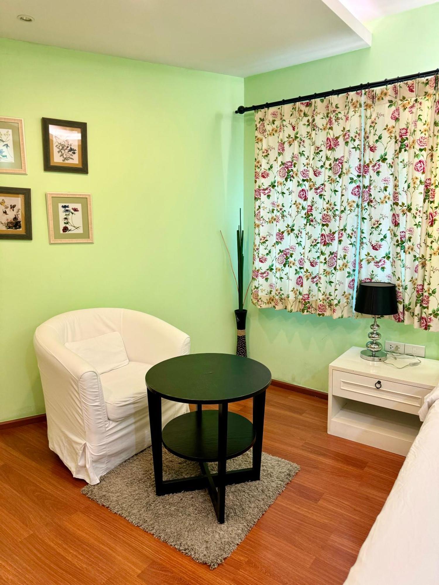 Queen Room Garden View