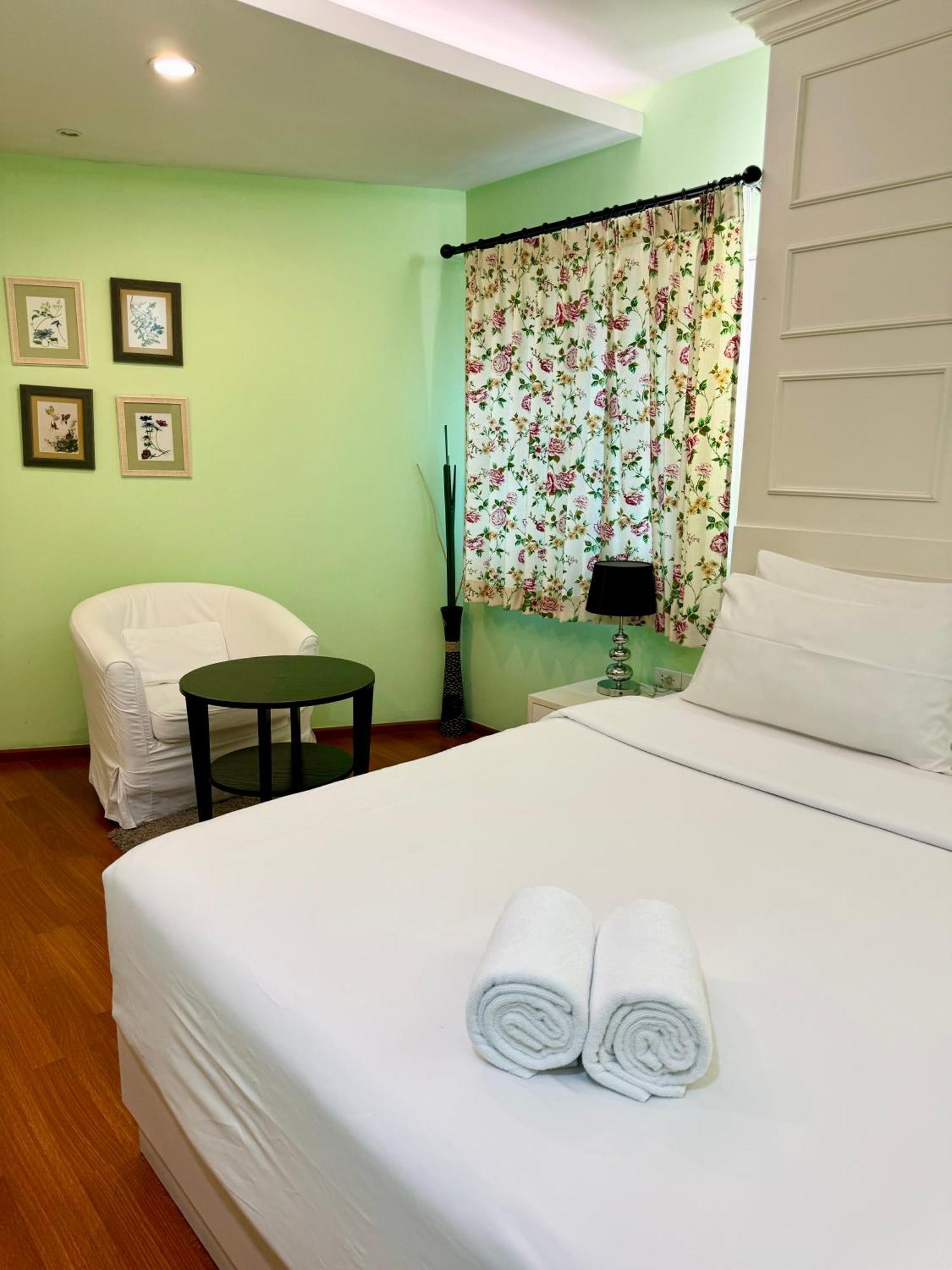 Queen Room Garden View
