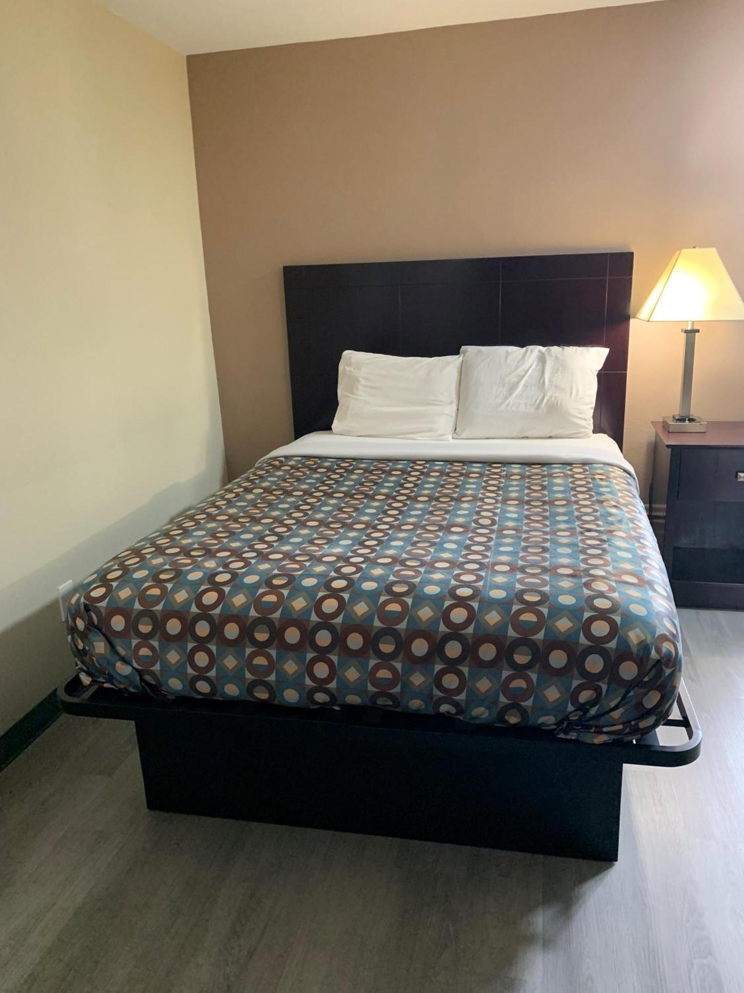 Queen Room with Bathtub w/Grab Bars - Mobility Accessible/Non-Smoking