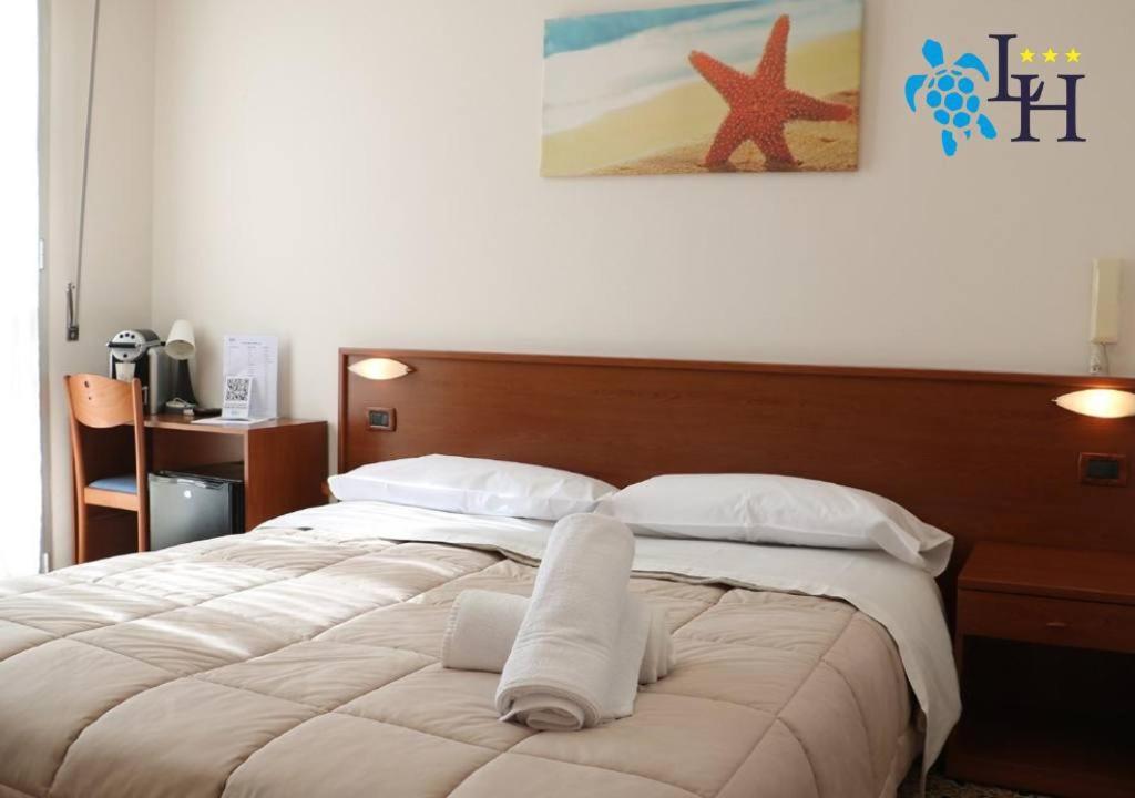 Double or Twin Room with Balcony and Sea View
