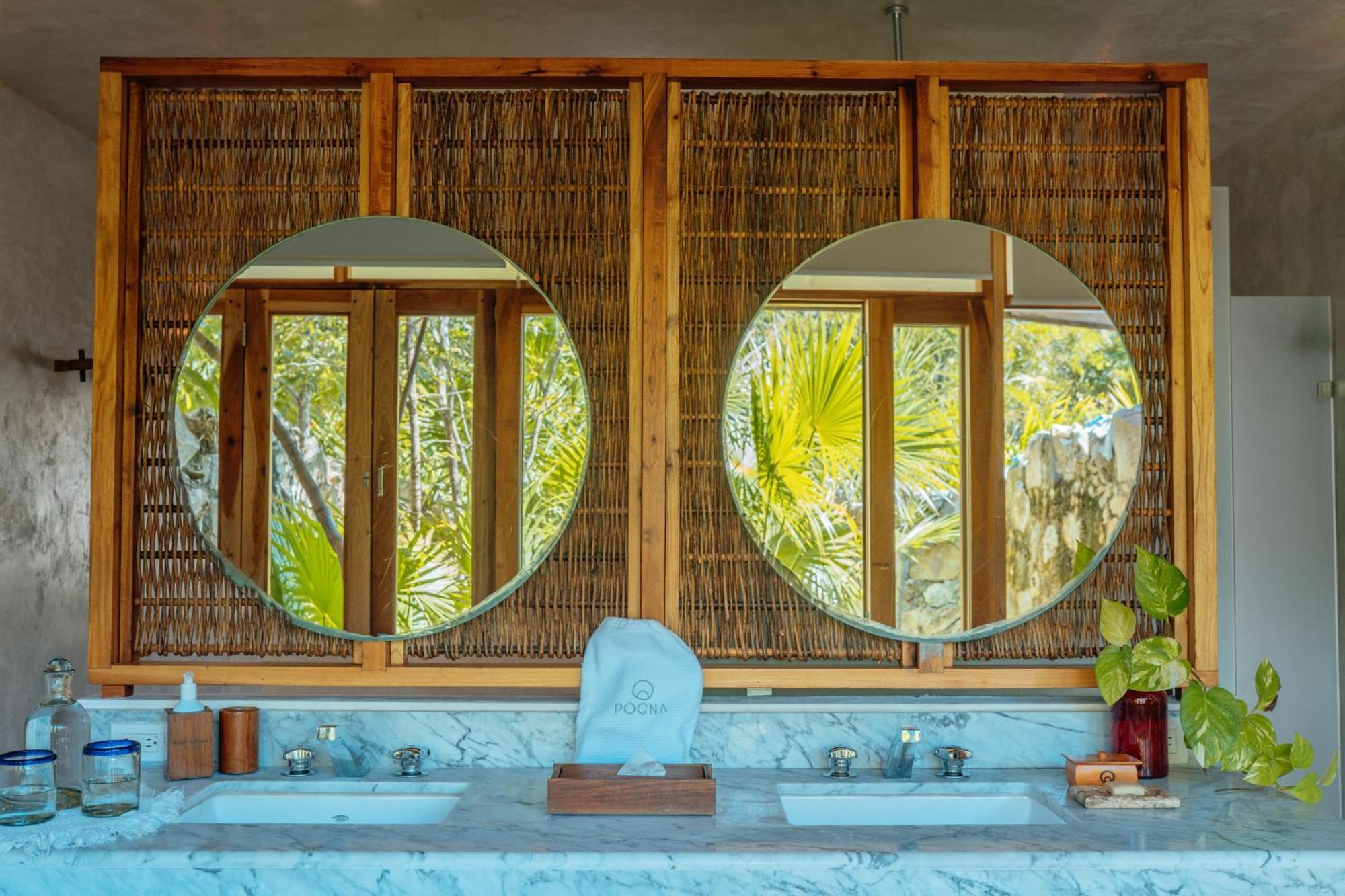 Jungle View bathtub