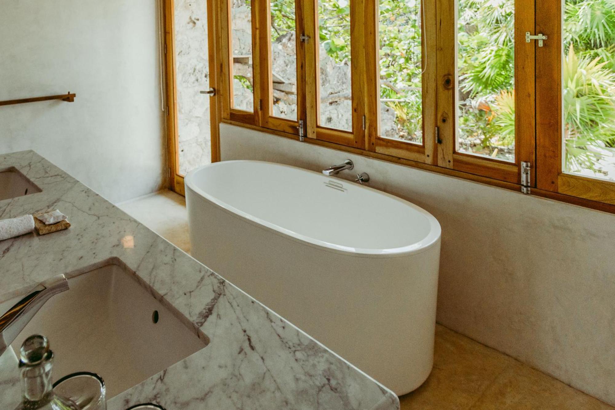 Jungle View bathtub