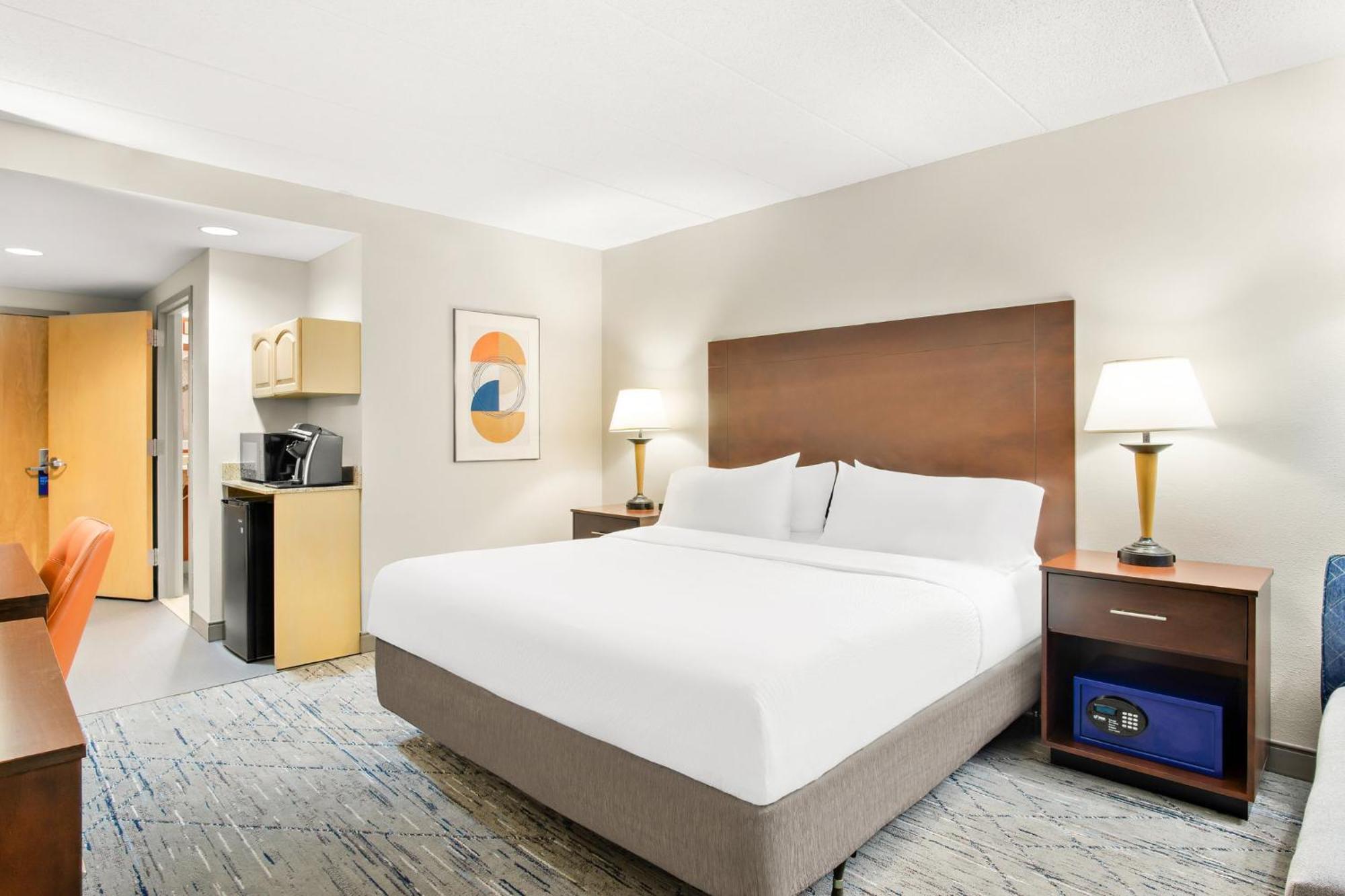 King Room - Hearing Accessible - Roll-in Shower