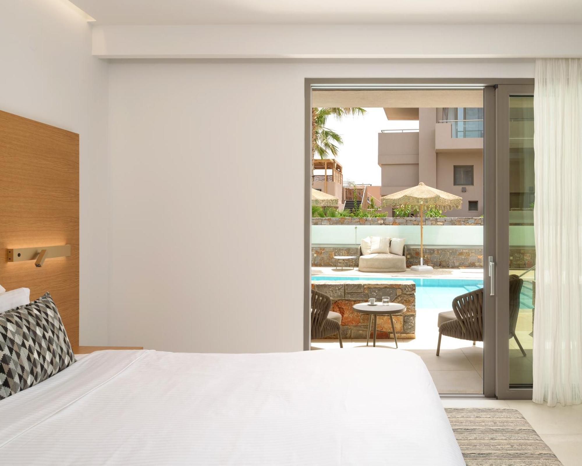 White Deluxe Swim-Up Suite