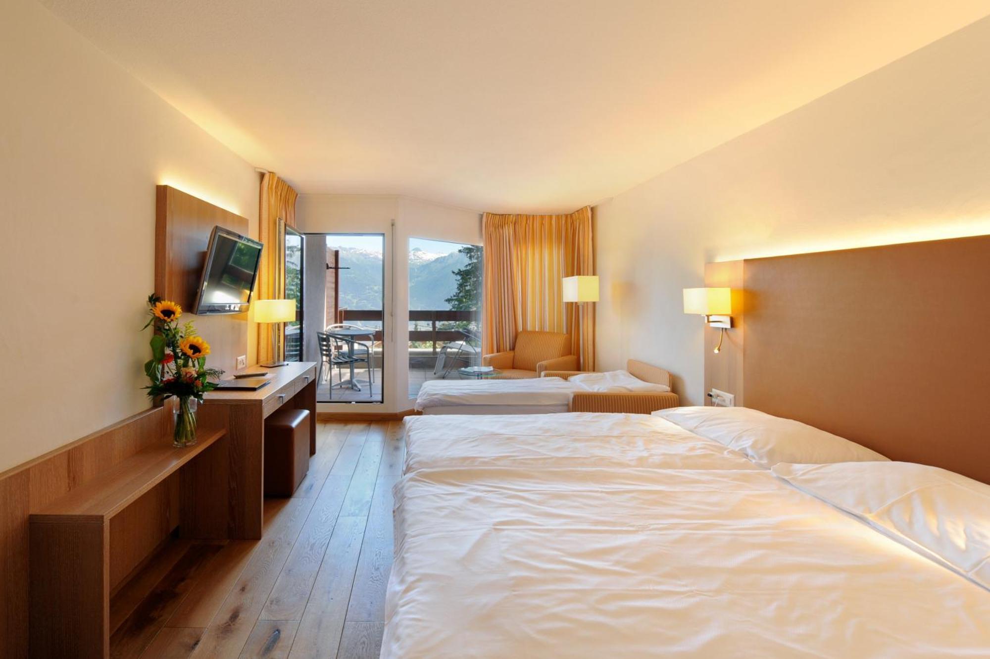 Familienzimmer (2 Erwachsene + 1 Kind) mit Balkon und Bergblick