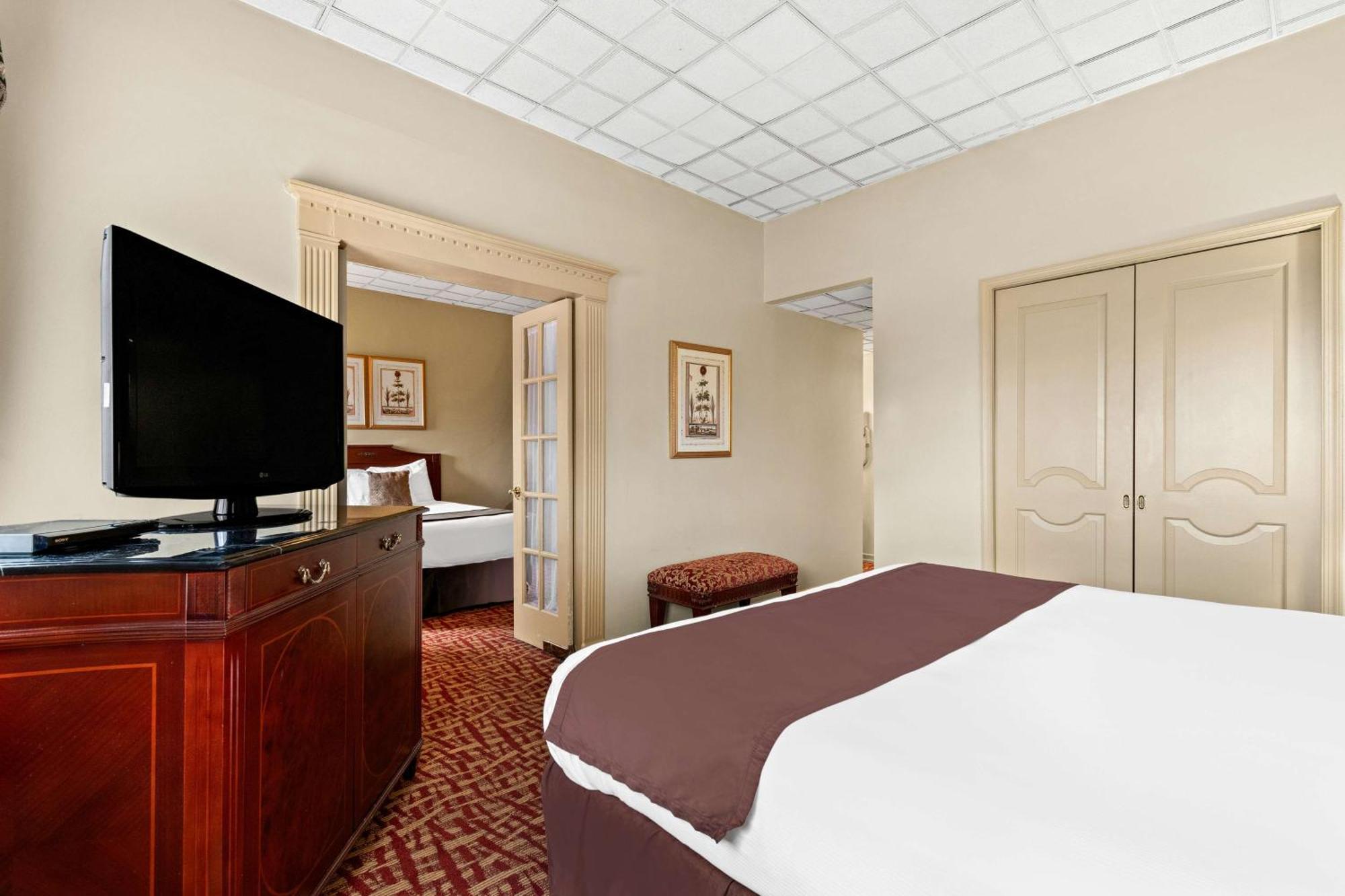 Suite with One King and One Double Bed - Non-Smoking
