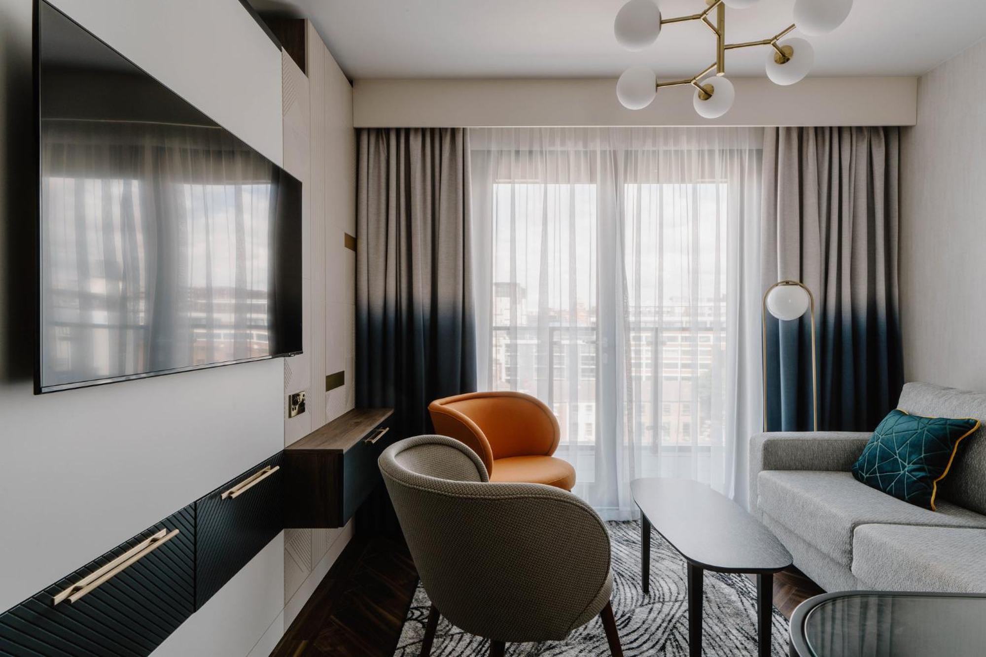 Suite con cama extragrande, balcón y vistas a la ciudad - Última planta