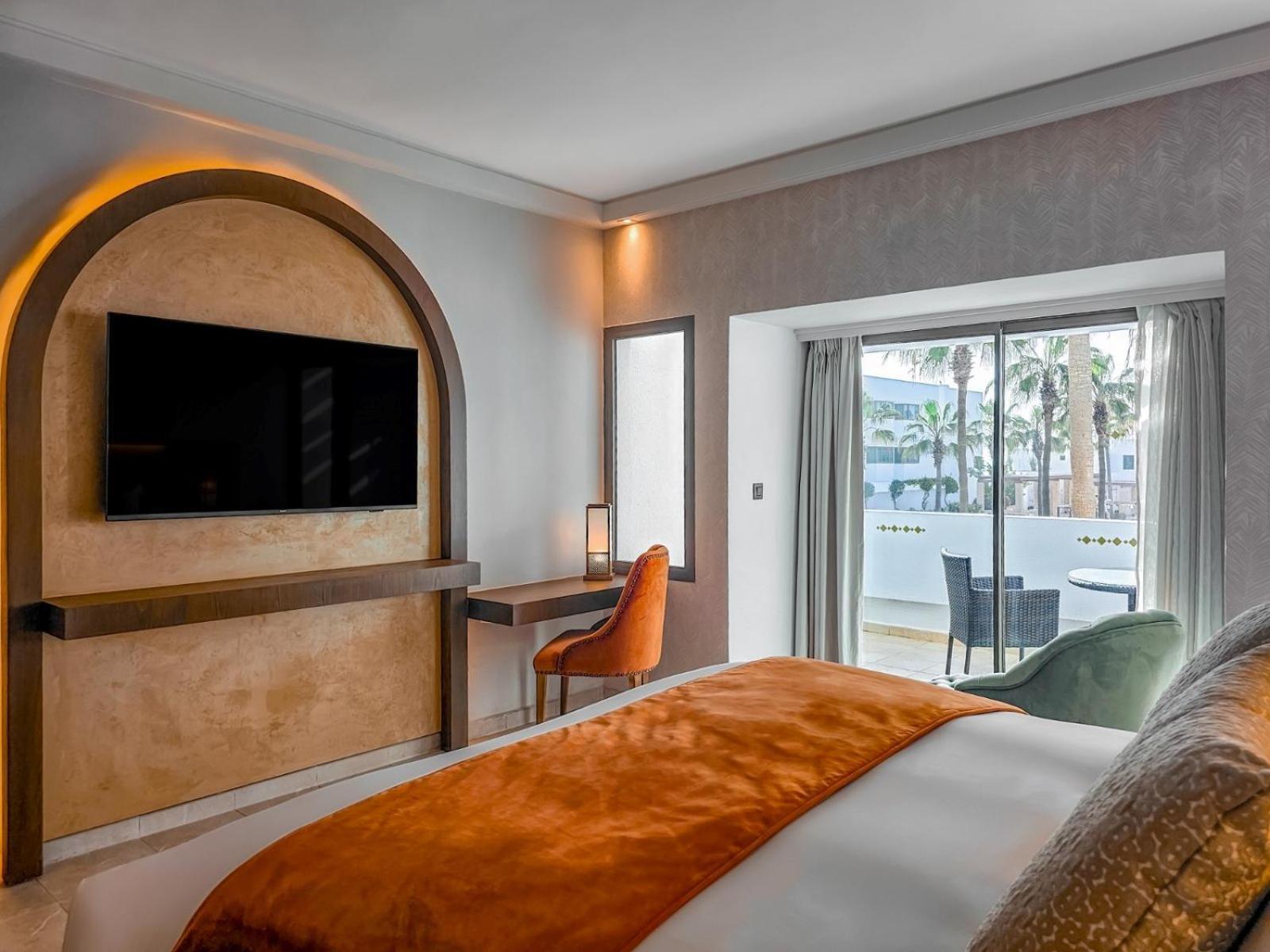 Deluxe Zimmer mit Kingsize-Bett, Balkon und Meerblick