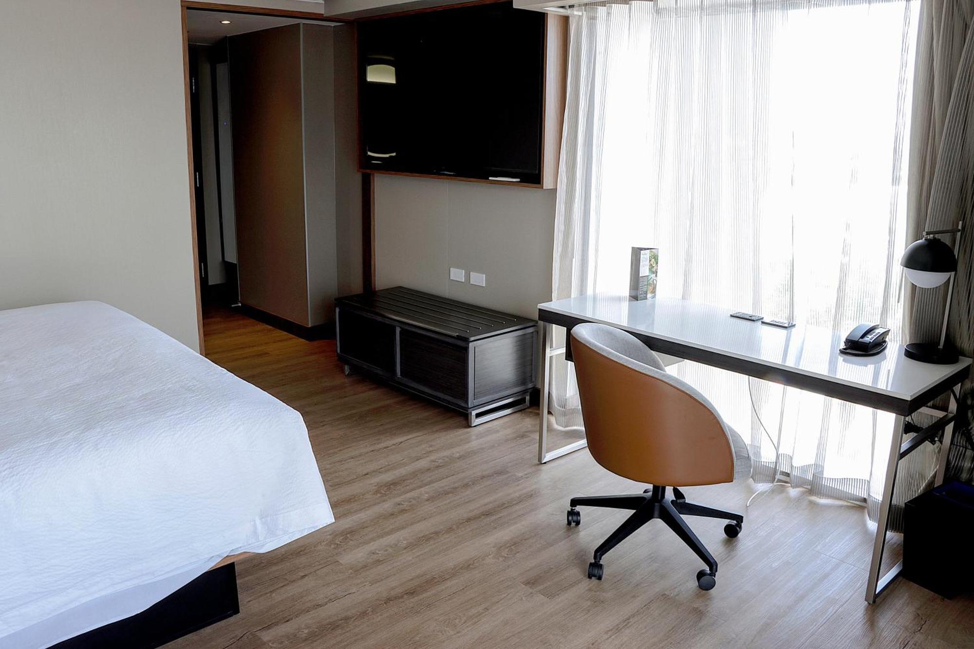 Corner Room, Guest room, 1 King, City view, Corner room