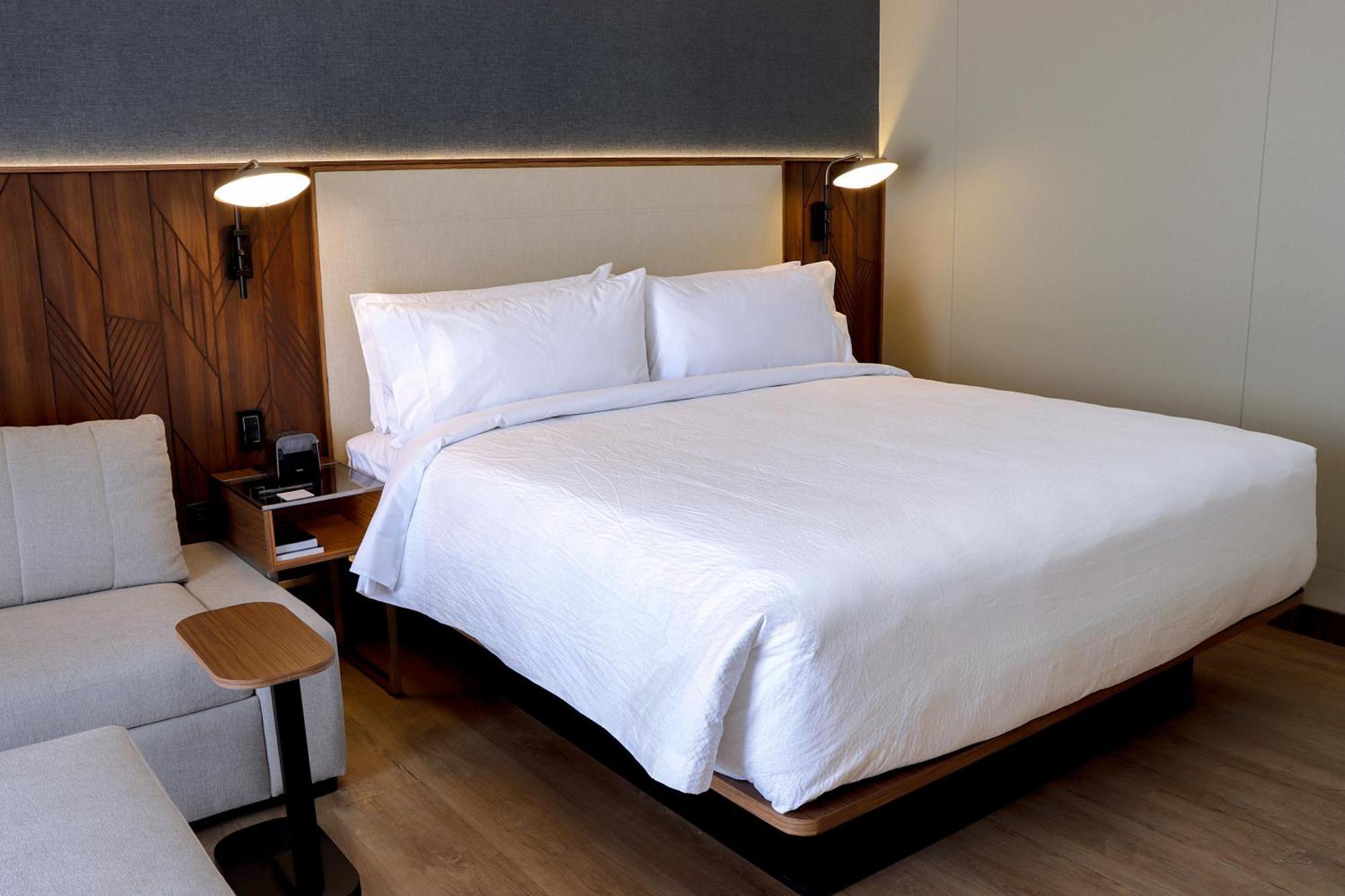 Business Deluxe, Deluxe Guest room, 1 King, City view