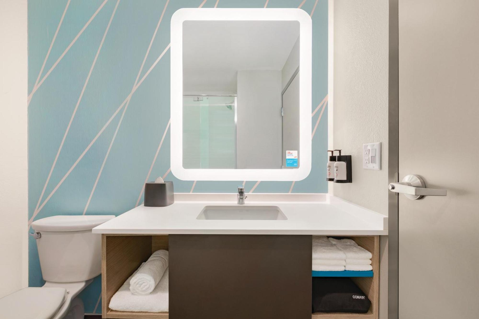 Standard Queen Room with Two Queen Beds and Mobility Accessible Tub