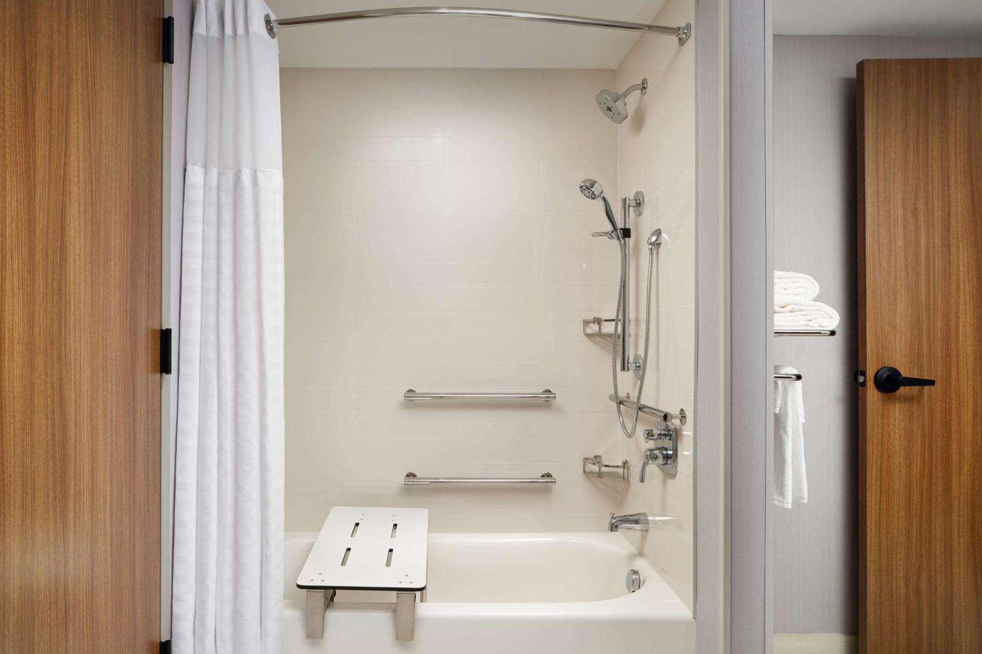 Queen Room Two Queen Beds Sofa Bed Tub Disability Access
