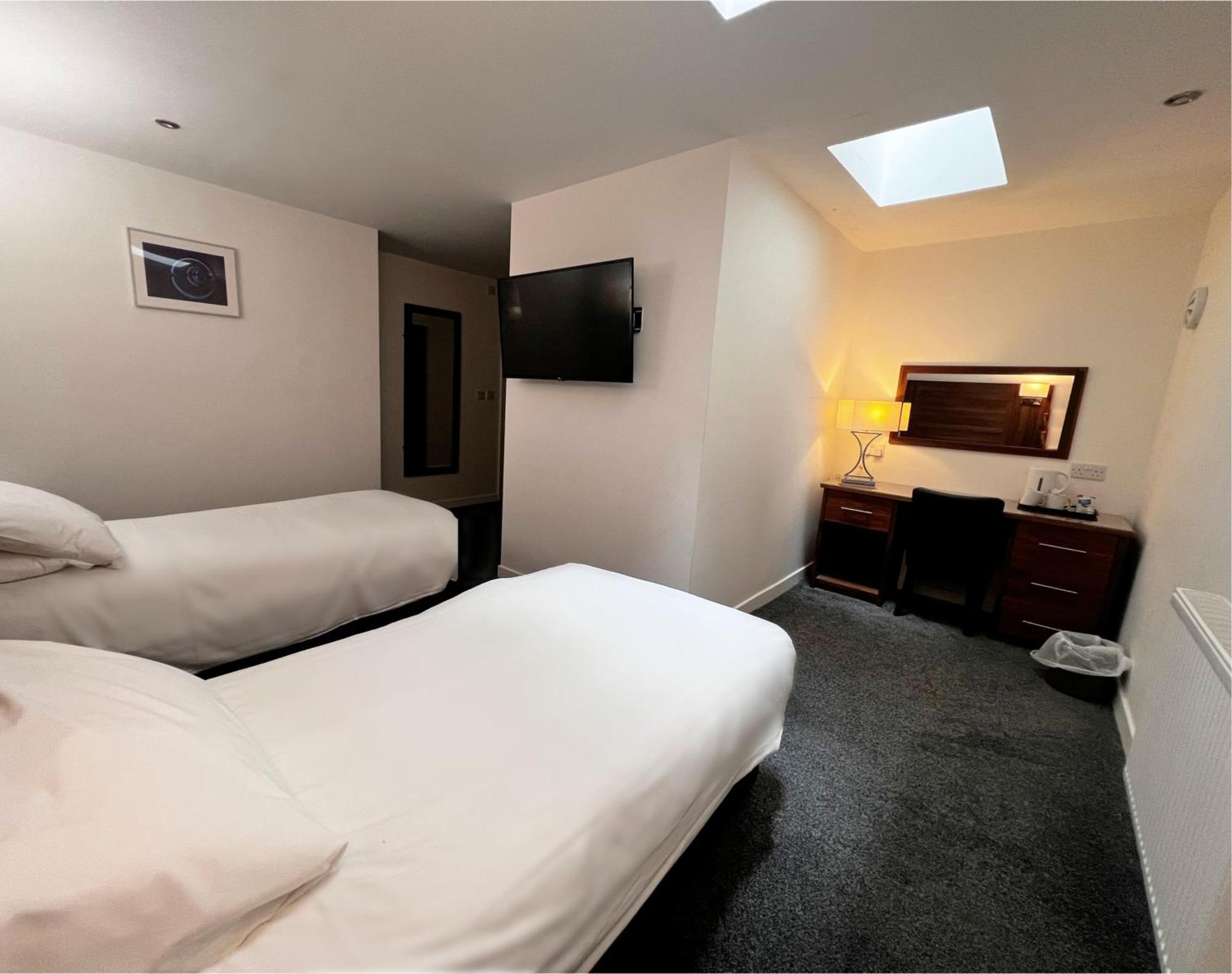 Twin Room with Skylight Window only