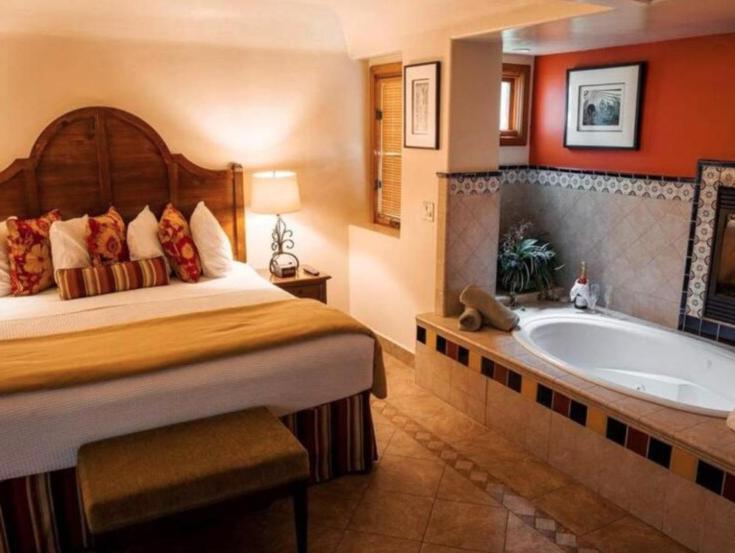 Suíte com Cama King-size e Banheira de Hidromassagem