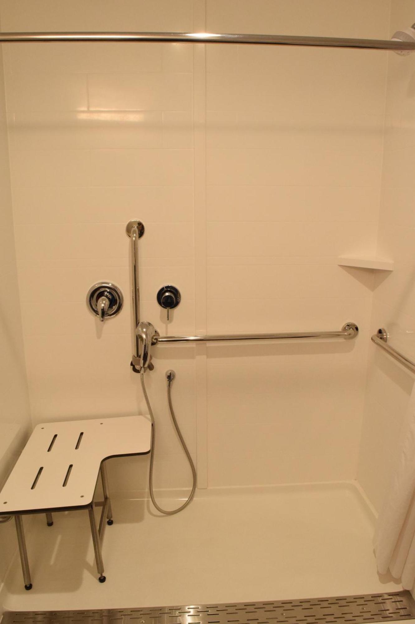 Queen Room with Two Queen Beds and Roll-In Shower - Mobility Access/Non-Smoking