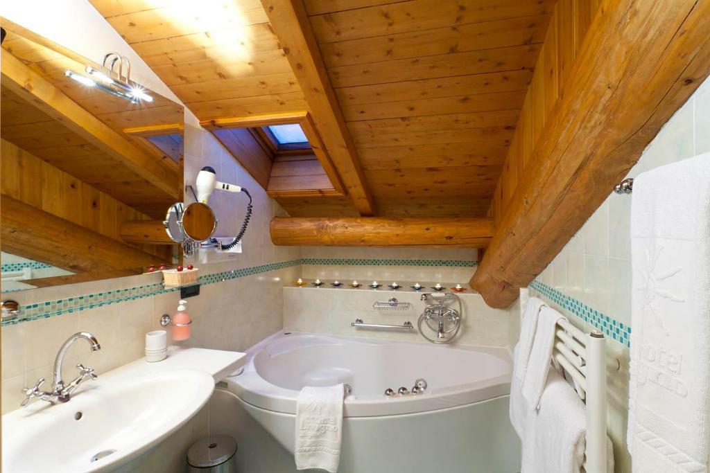 Suite with Hot Tub