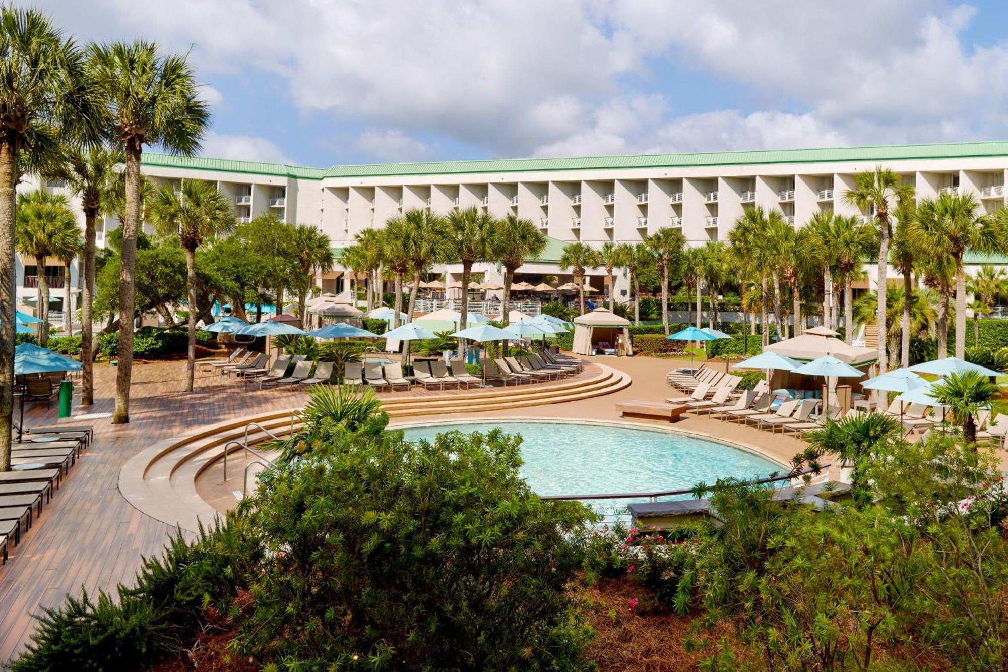 Junior Suite mit 1 Kingsize-Bett und Blick auf das Resort