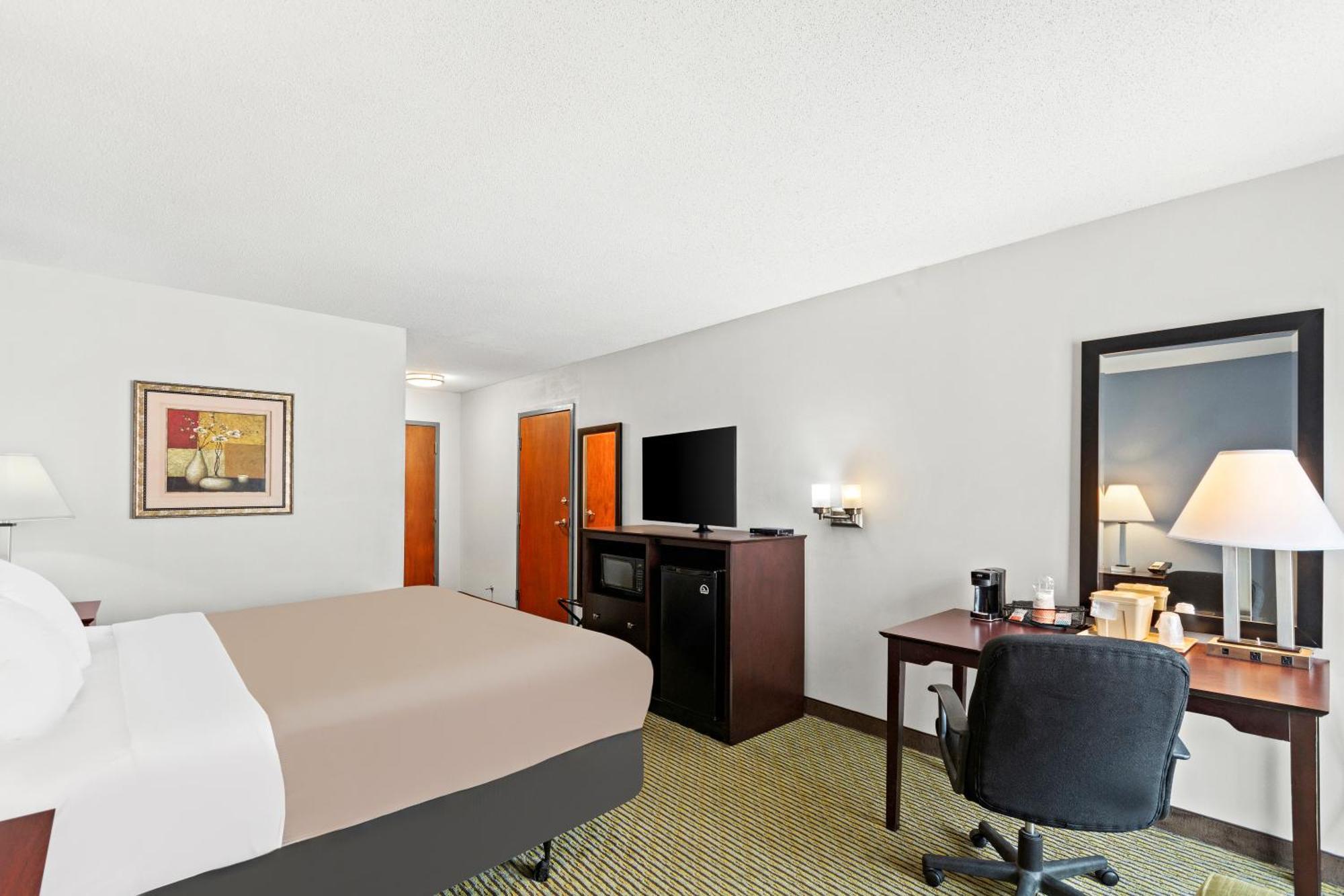 King Room with Roll-In Shower - Accessible/Non-Smoking