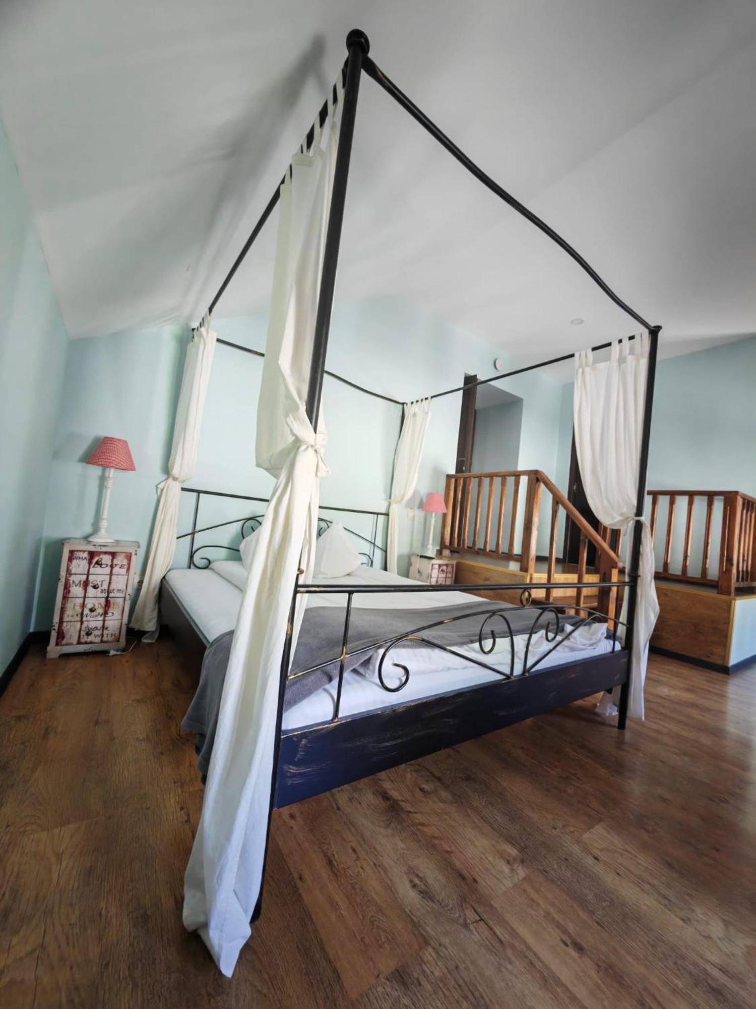 Six-Bedroom Villa (14 people)