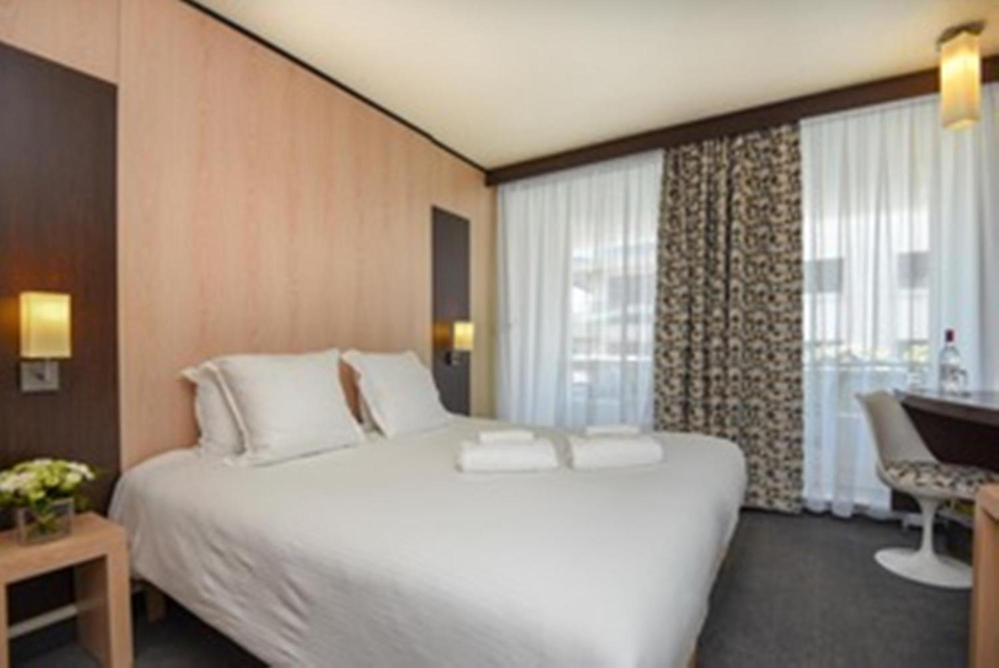 Double Room with Balcony and Partial Sea View