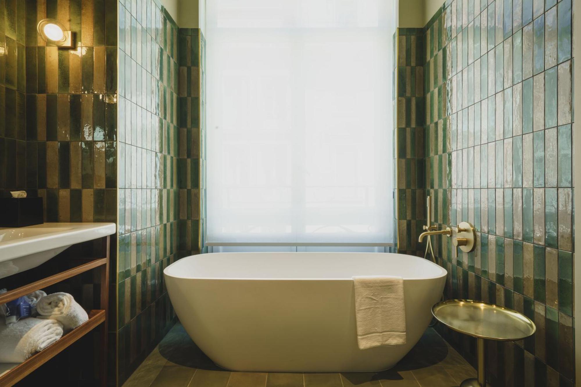 Deluxe Room Bath Shower