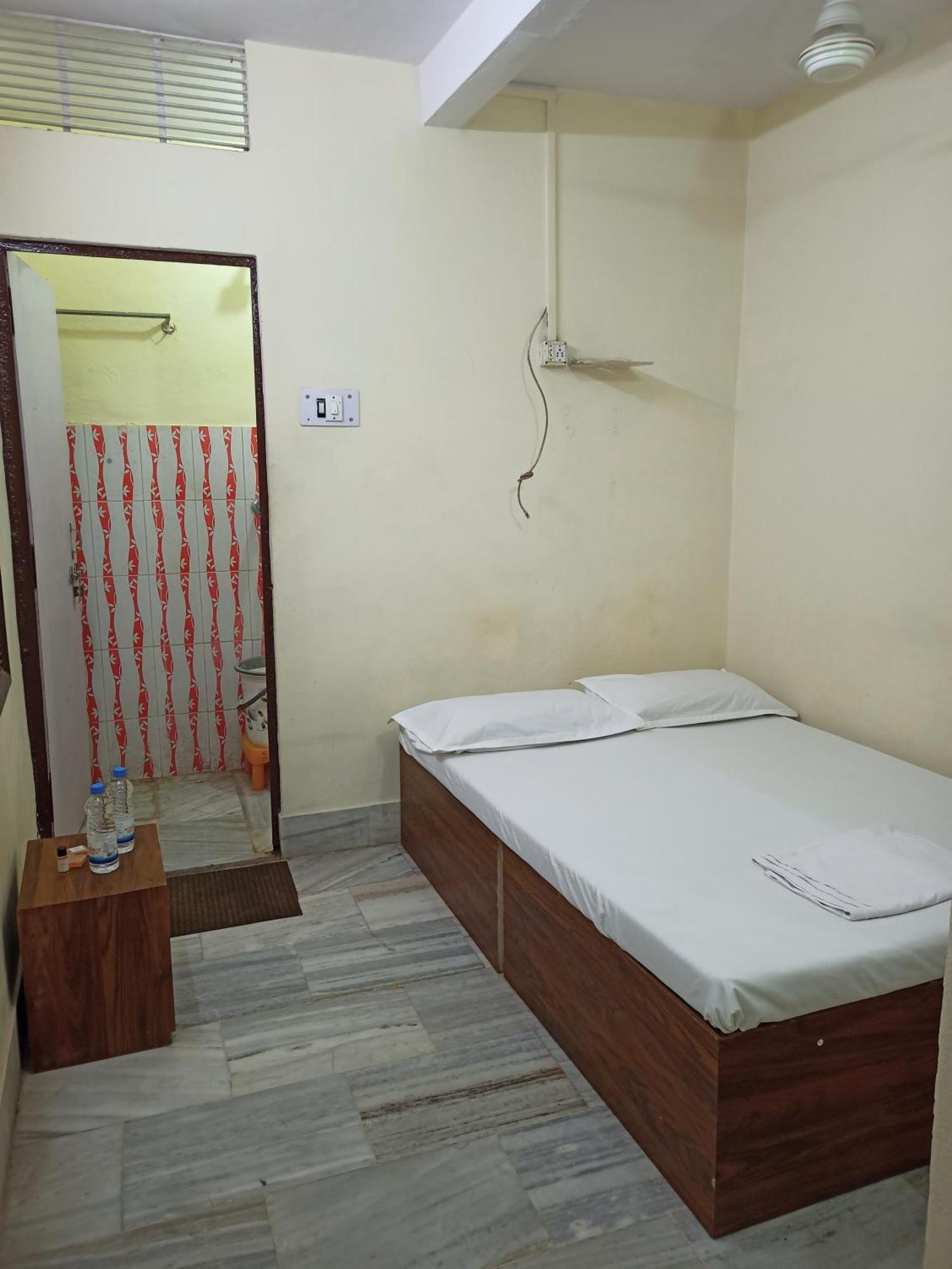 Standard Double Room Fan Includes Ganga Aarti Darshan assistance to Kashi Vishwanath Temple,1600588489:JPEG