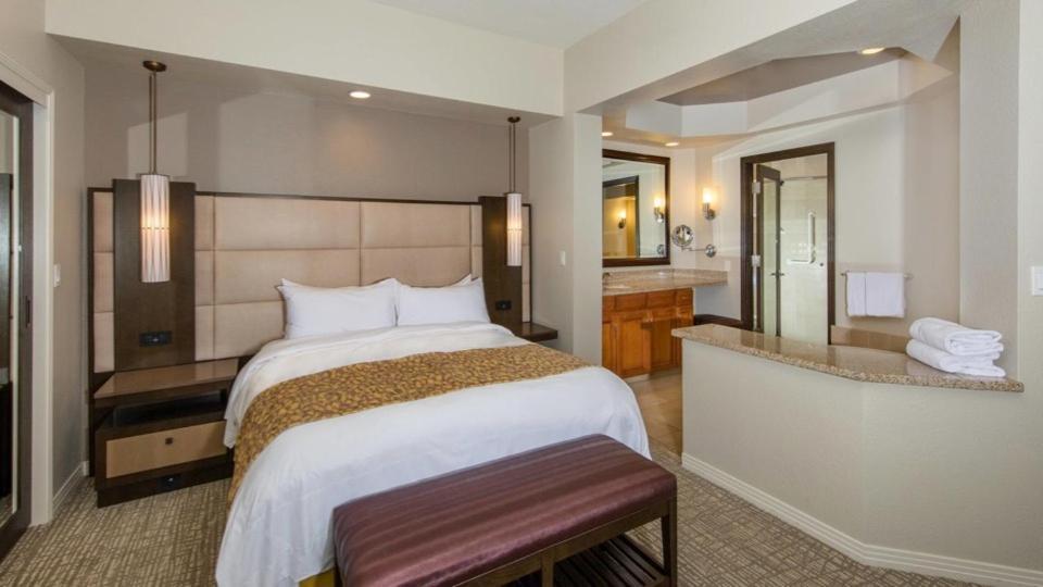 Deluxe King Suite