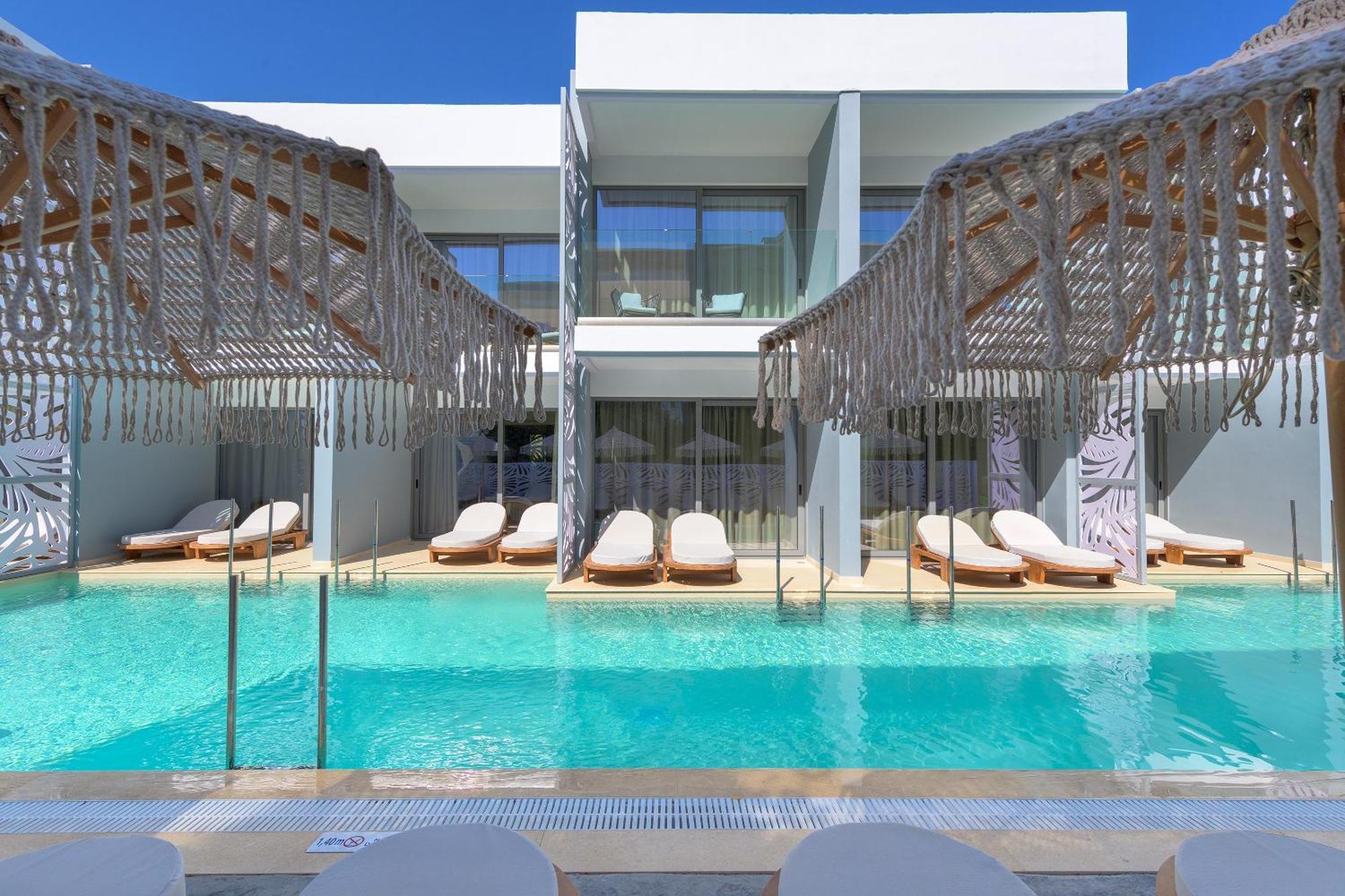 Swim-up Double Room with Pool View, Shared Pool and Terrace